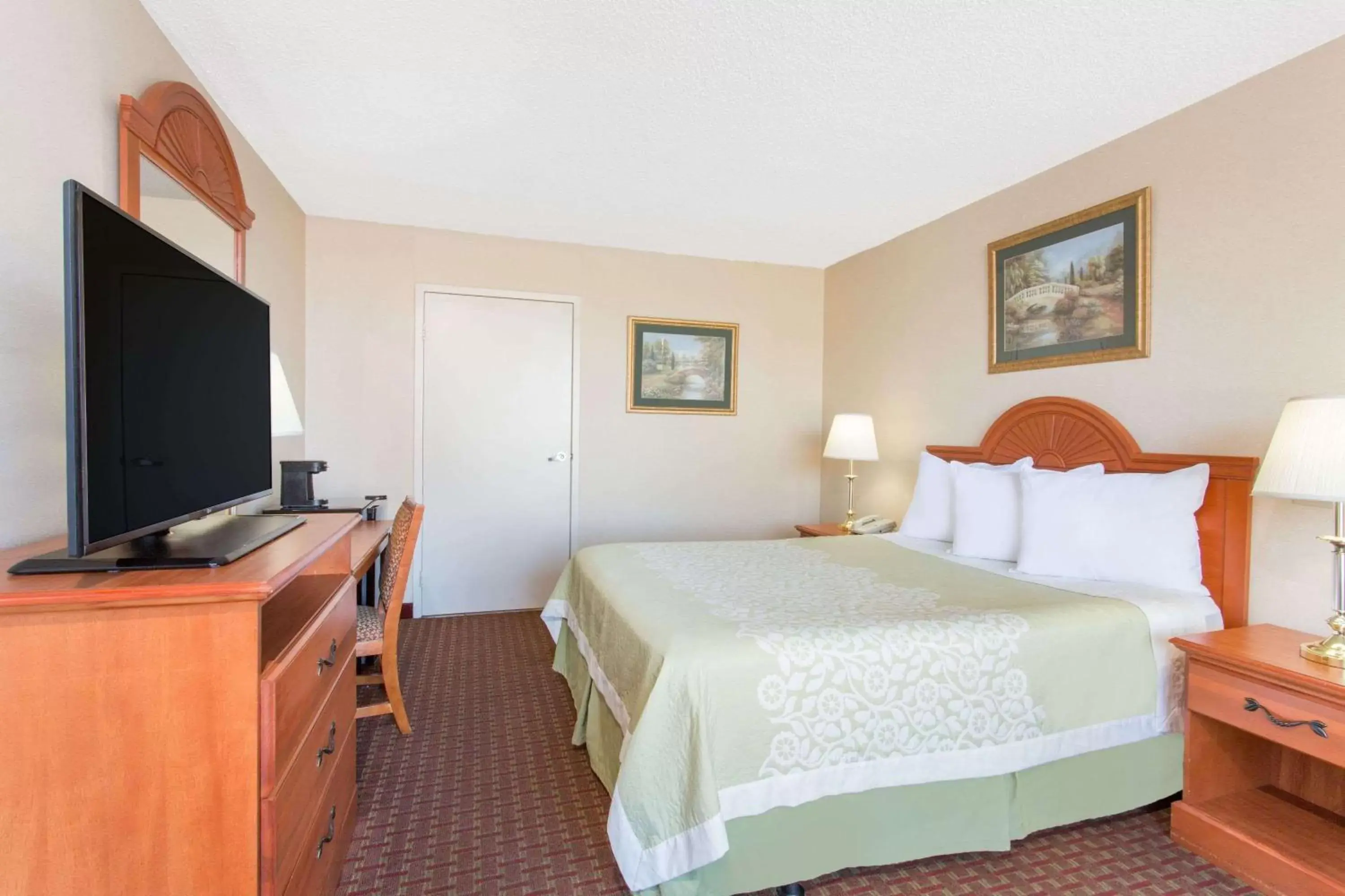 Photo of the whole room, Bed in Days Inn by Wyndham Princeton
