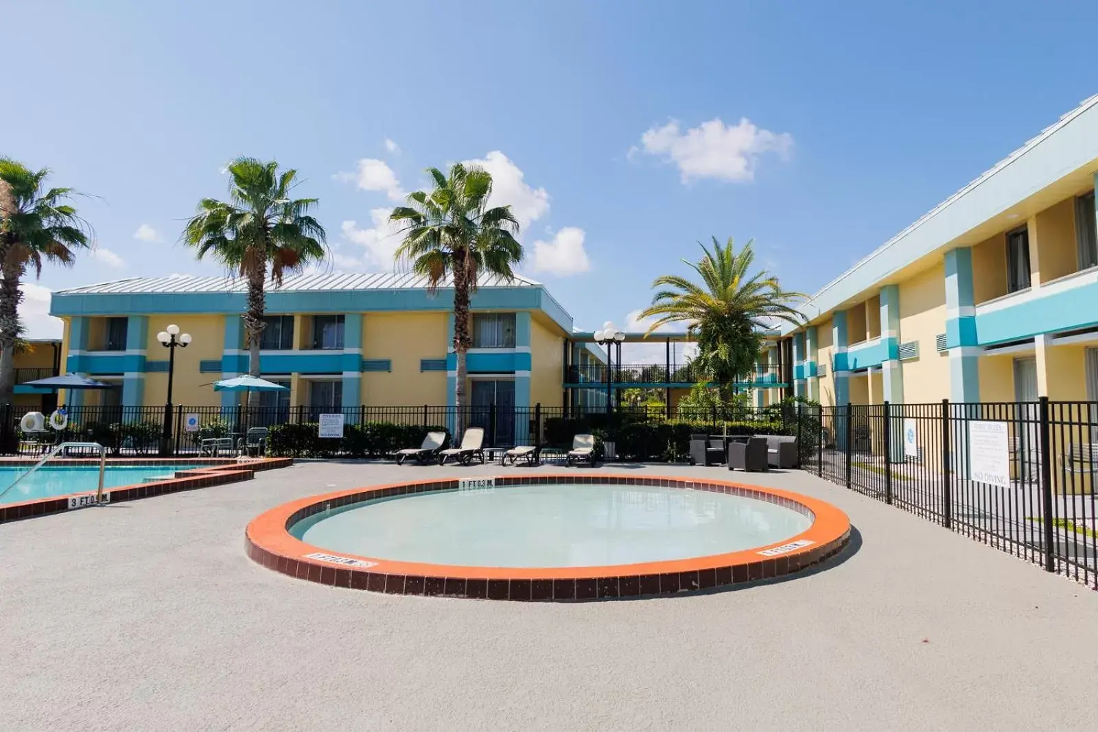 Swimming pool, Property Building in Garnet Inn & Suites, Orlando