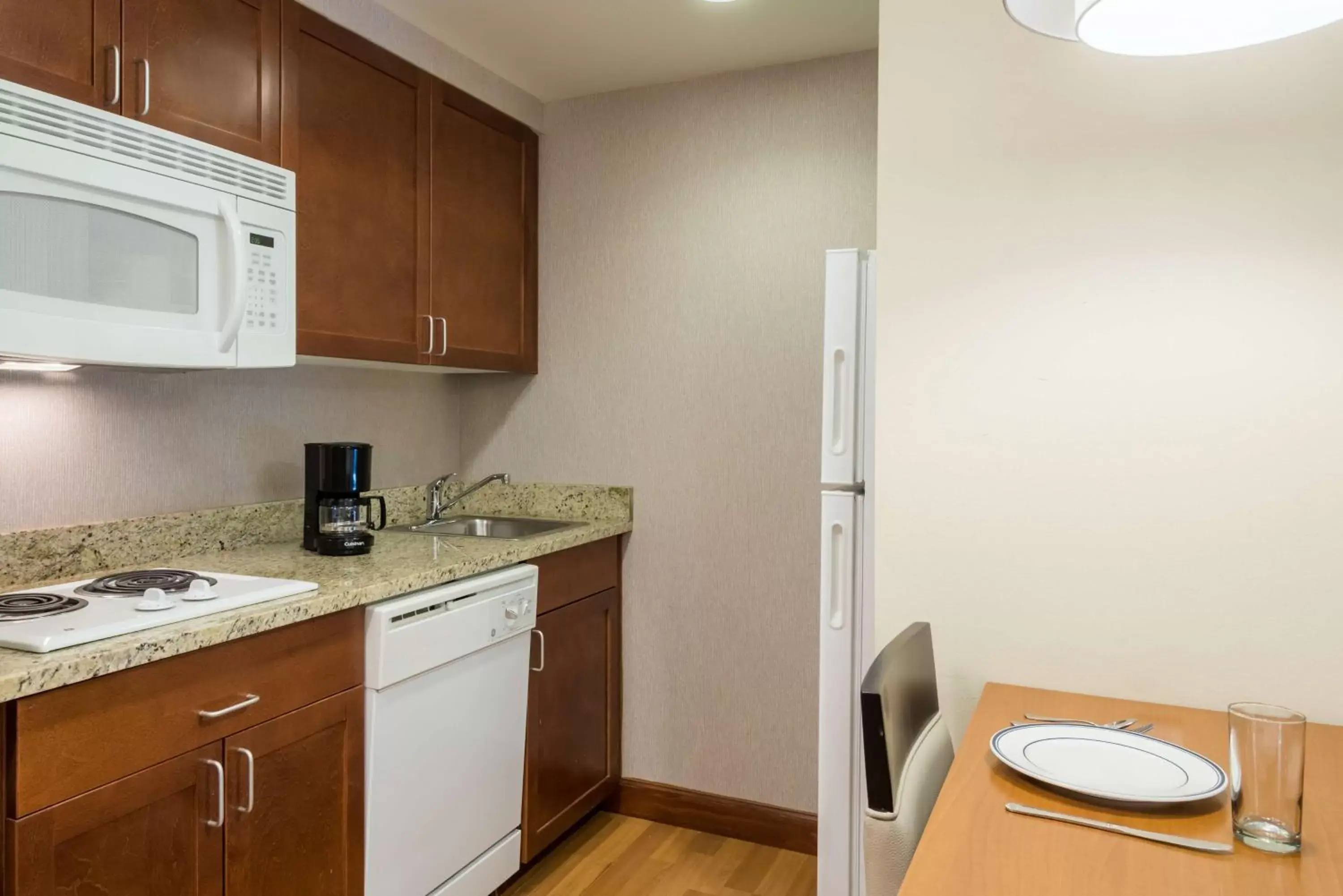 Kitchen or kitchenette, Kitchen/Kitchenette in Homewood Suites by Hilton St. Louis Riverport- Airport West