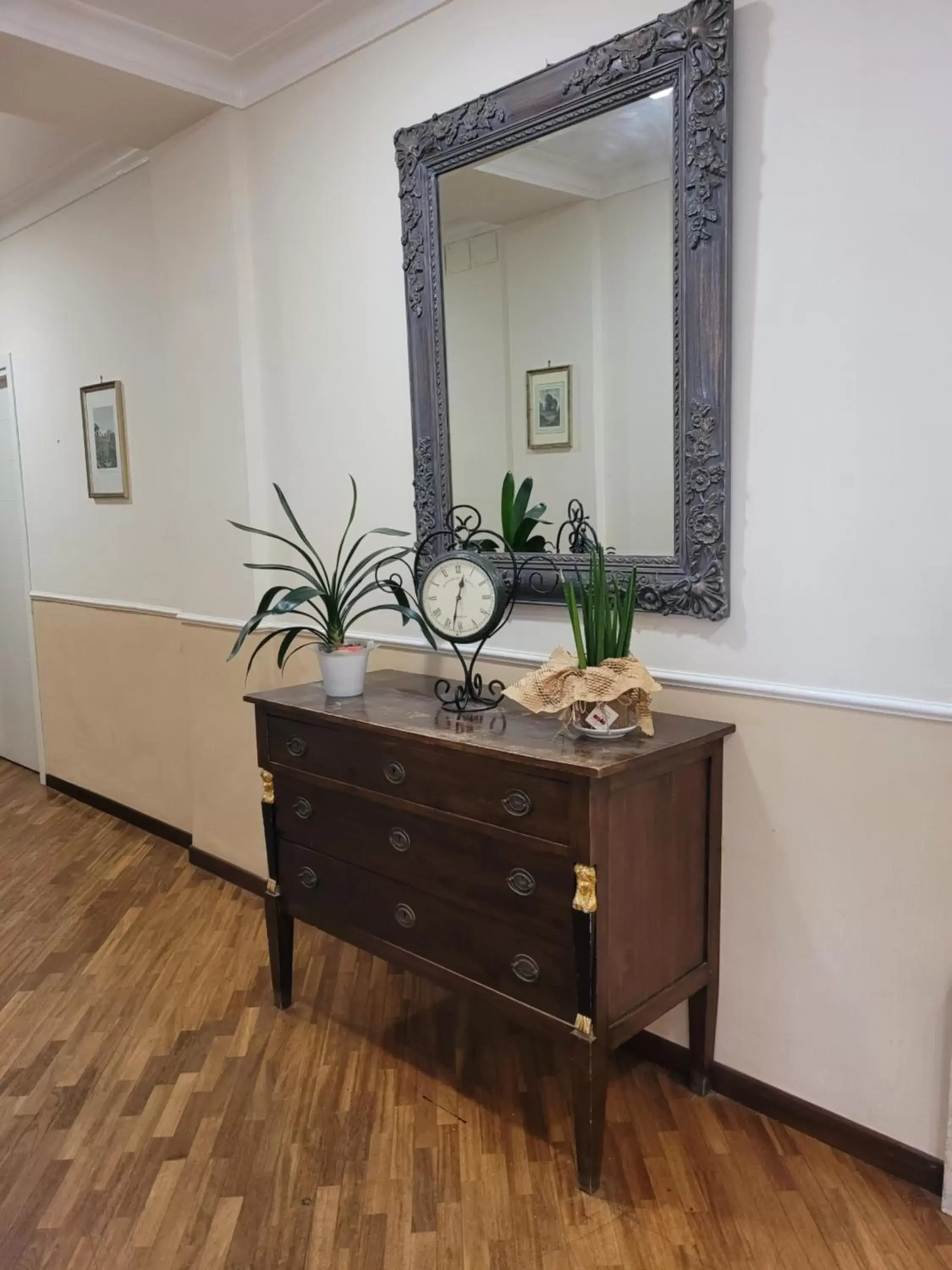 Lobby or reception, Bathroom in Hotel Villa Aricia