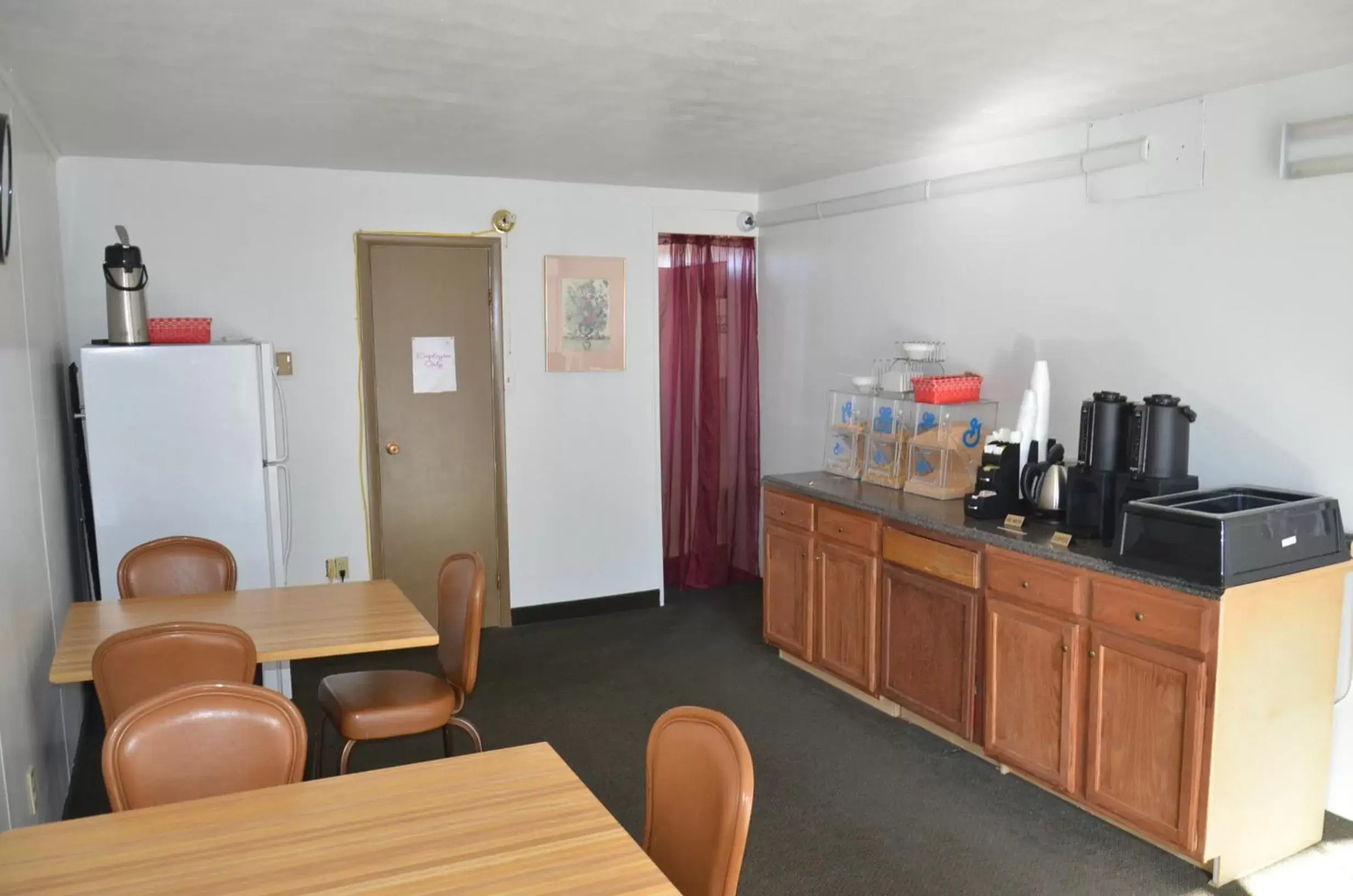Restaurant/places to eat, Kitchen/Kitchenette in Red Carpet Inn and Suites Ebensburg