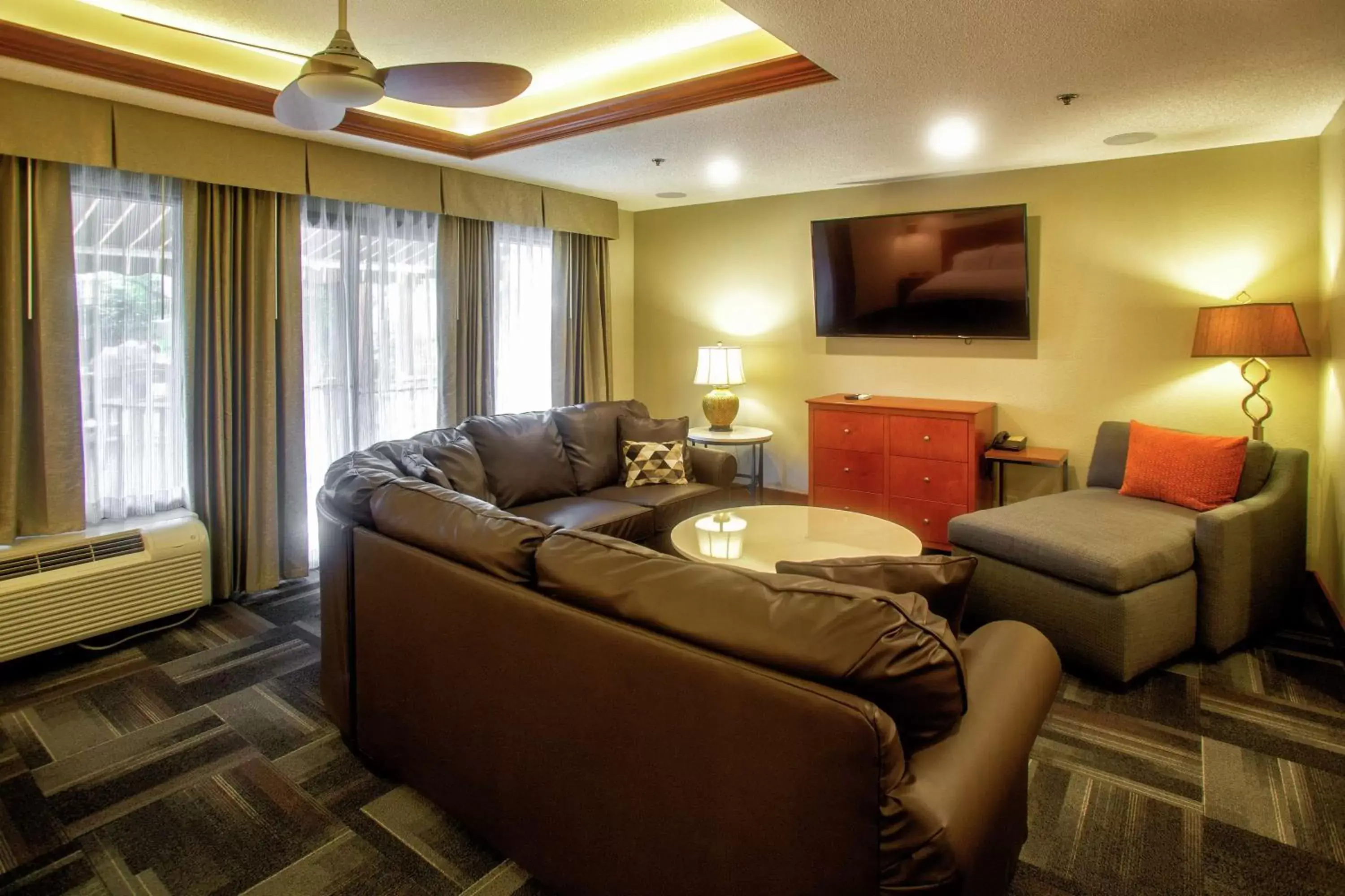 Living room, Seating Area in Hampton Inn Wheeling