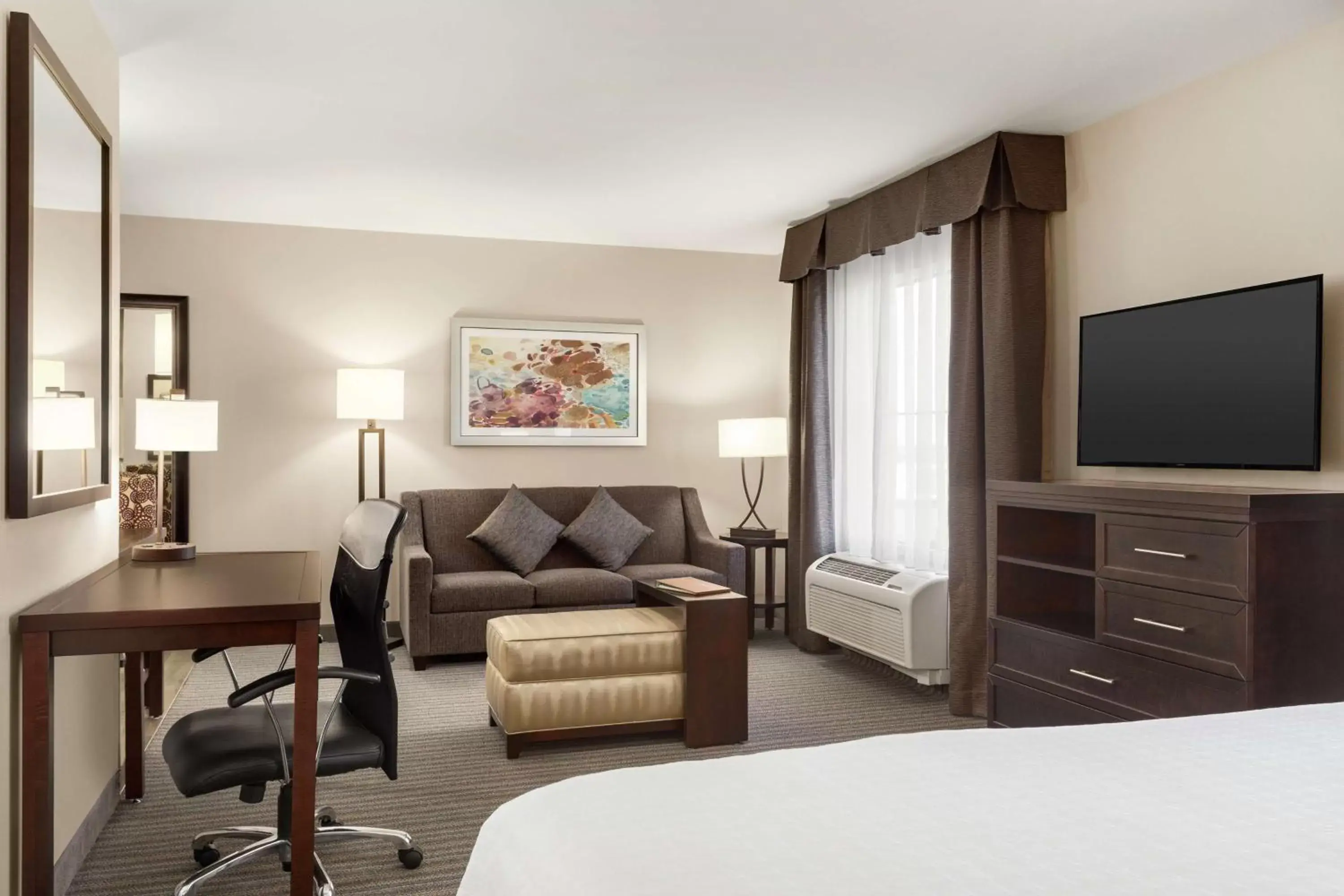 Bedroom, TV/Entertainment Center in Homewood Suites by Hilton Fargo