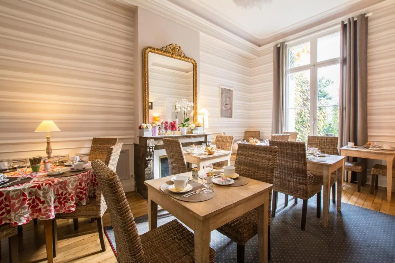 Breakfast, Restaurant/Places to Eat in Hotel Val De Loire