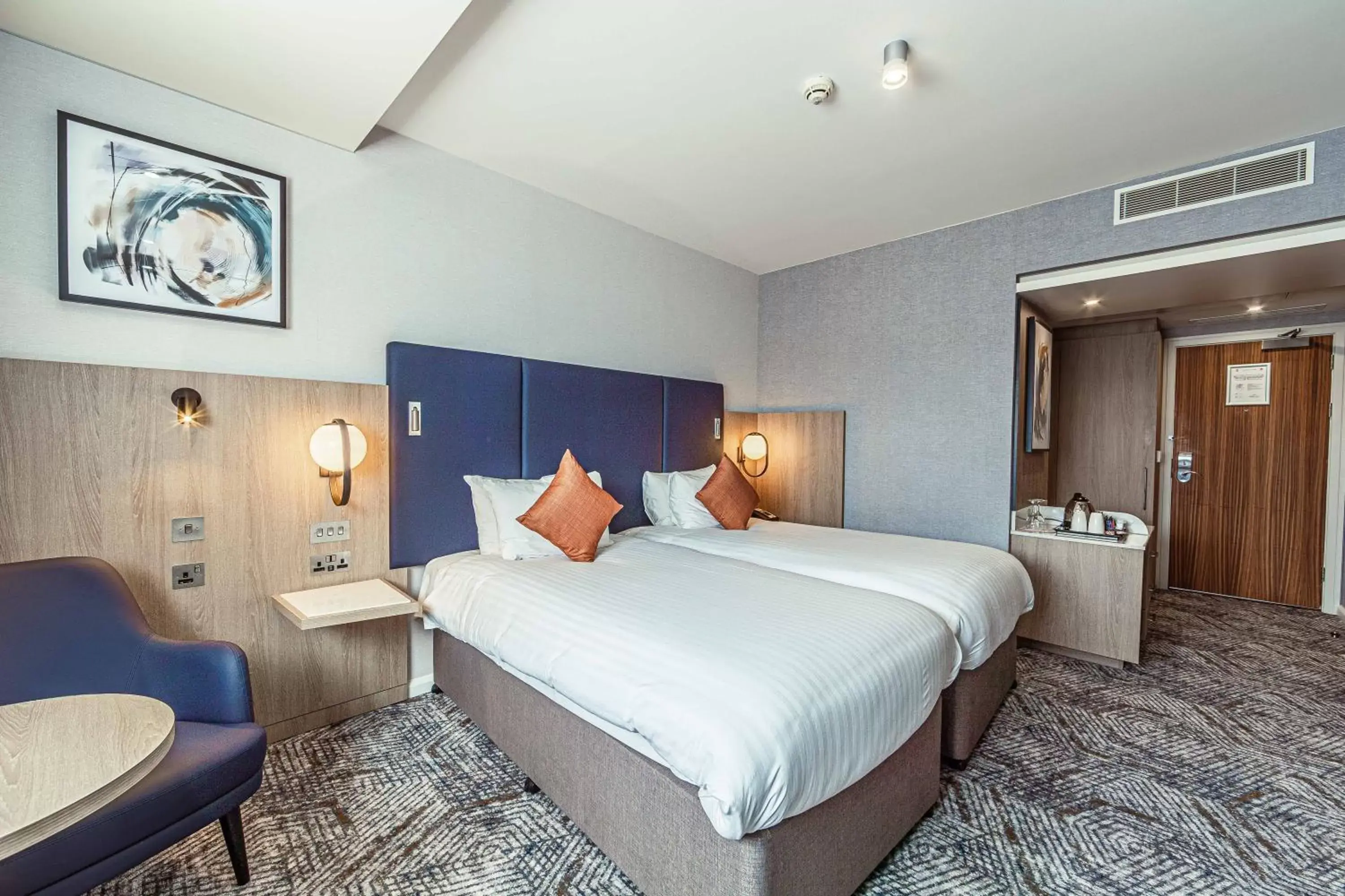 Photo of the whole room, Bed in Crowne Plaza Reading Photo of the whole room, Bed in Crowne Plaza Reading