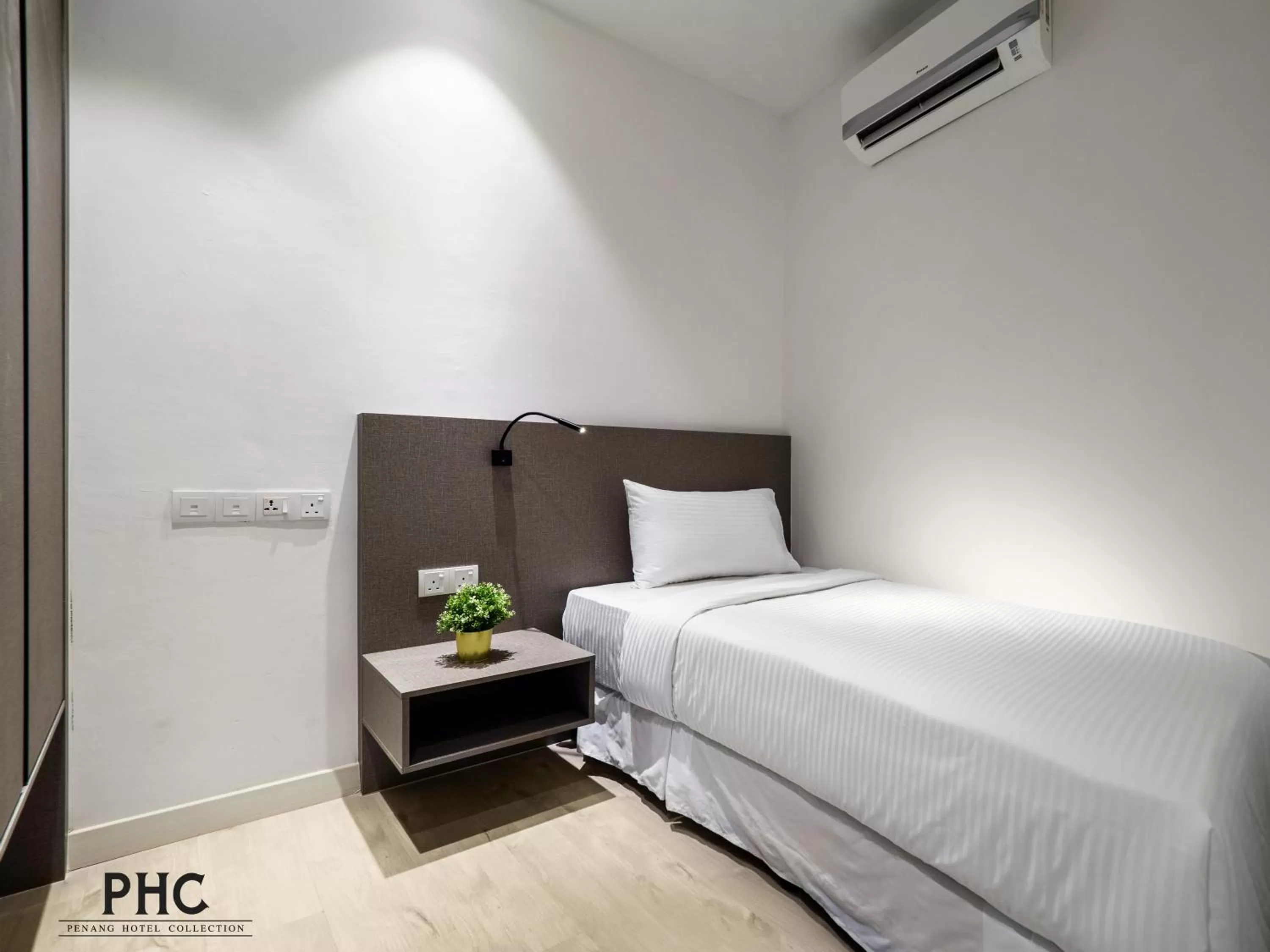 Guests, Bed in Hutton Central Hotel Managed by The Ascott Limited