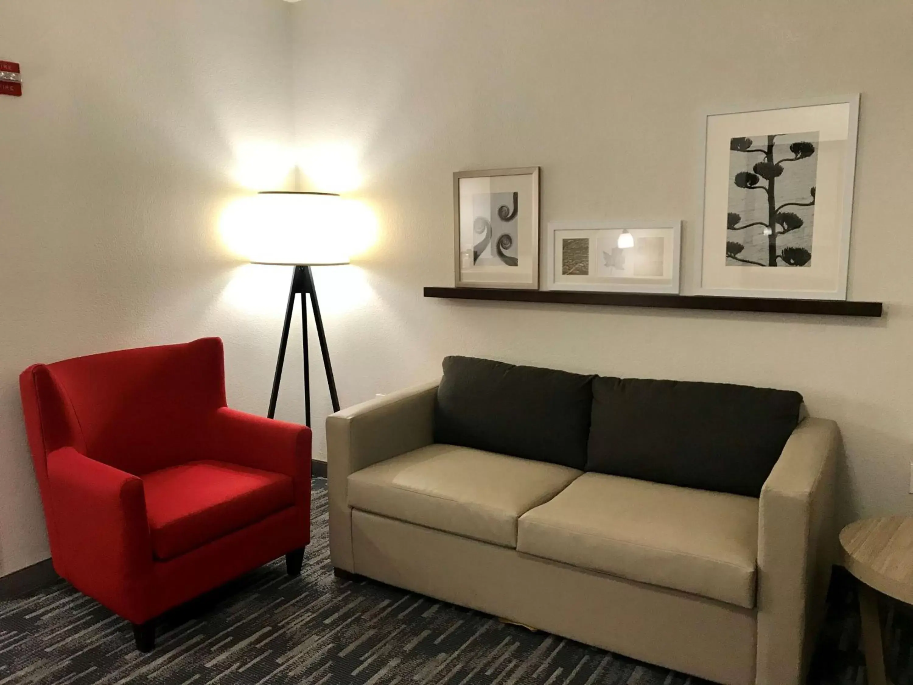 Living room, Seating Area in Country Inn & Suites by Radisson Lake George