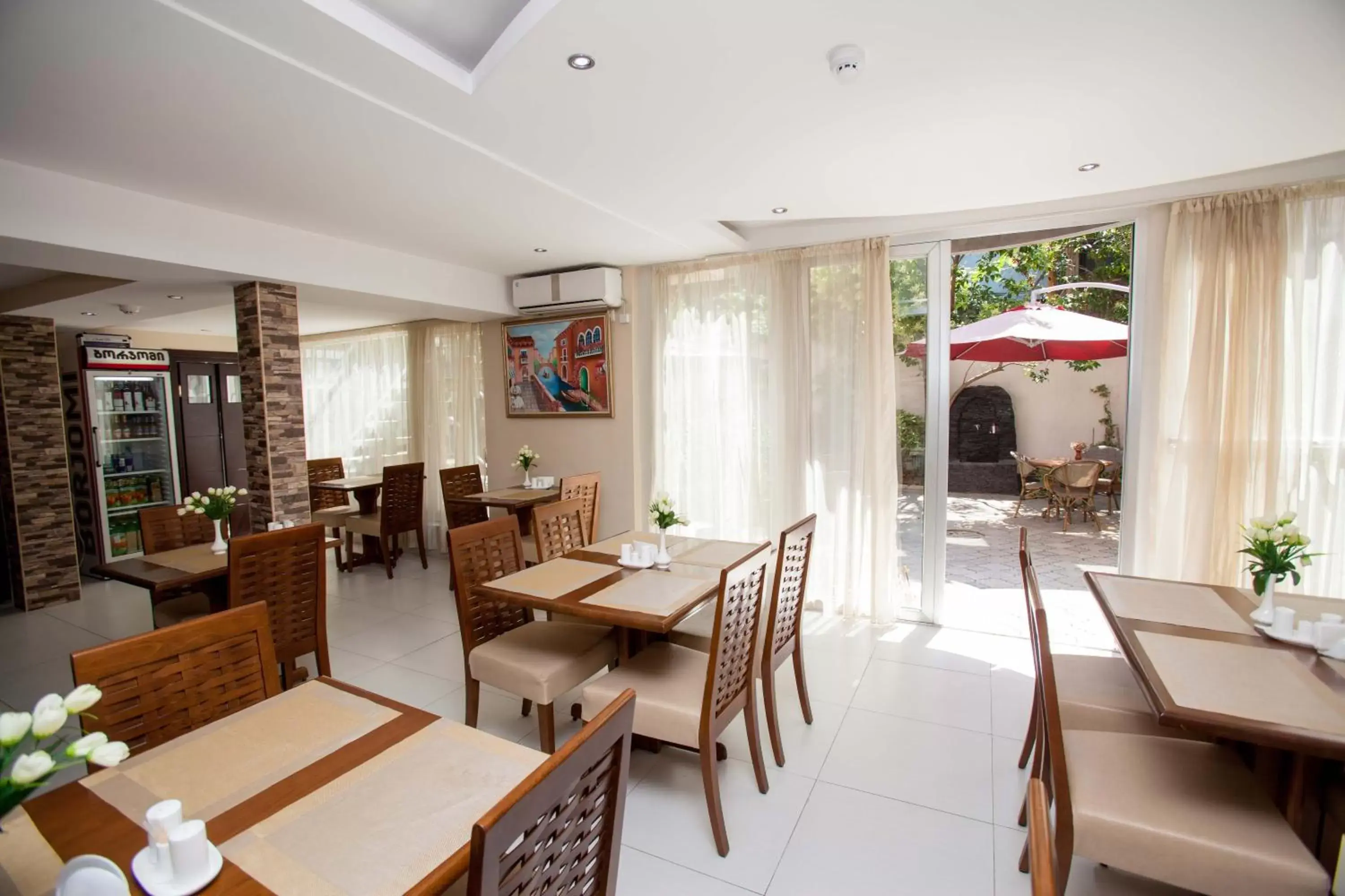 Restaurant/places to eat in Rustaveli Palace Restaurant/places to eat in Rustaveli Palace