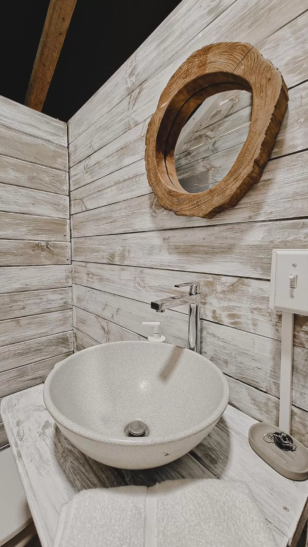 Toilet in Saboga Lodge