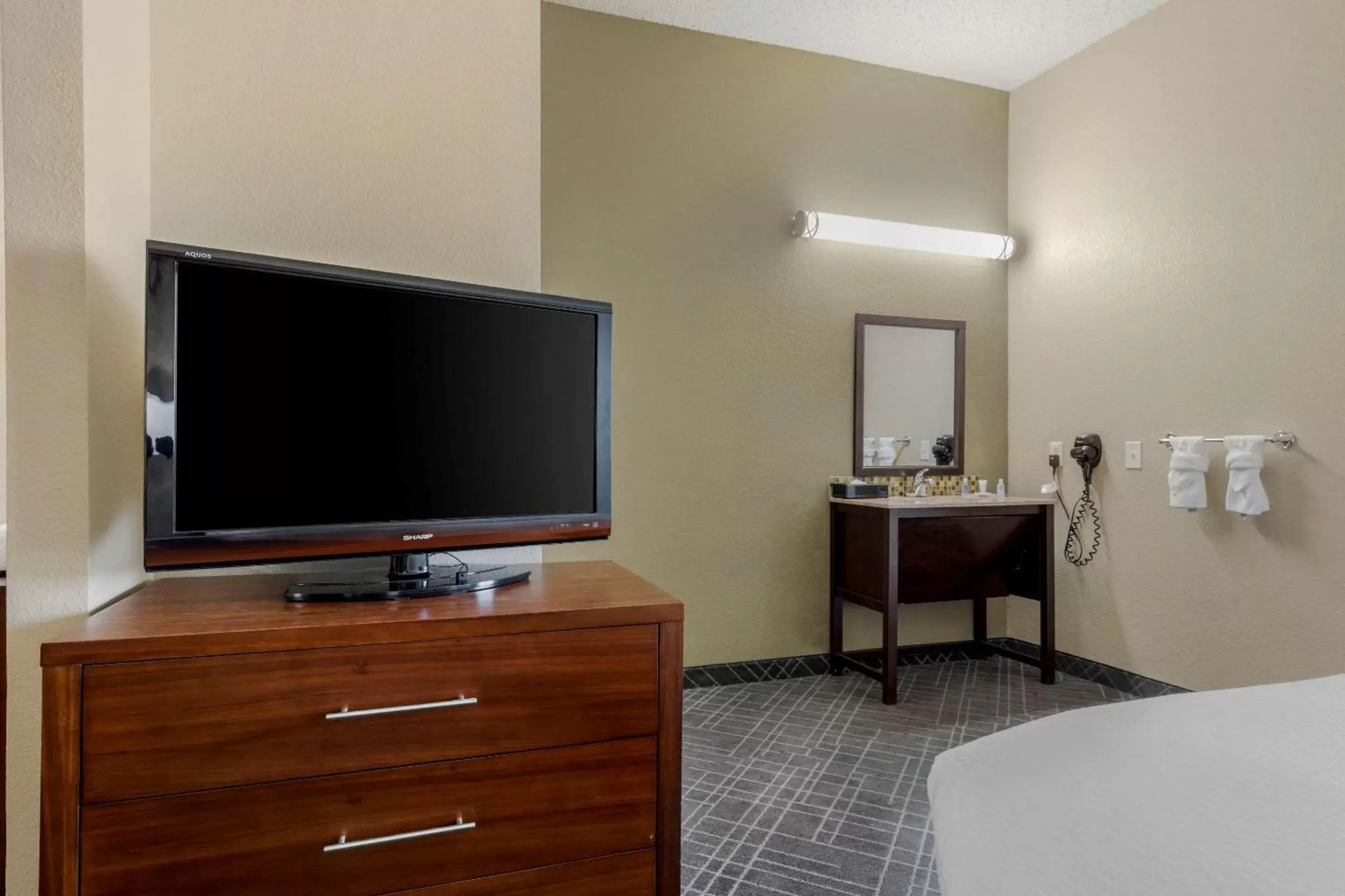 Bedroom, TV/Entertainment Center in Comfort Suites Waco North - Near University Area