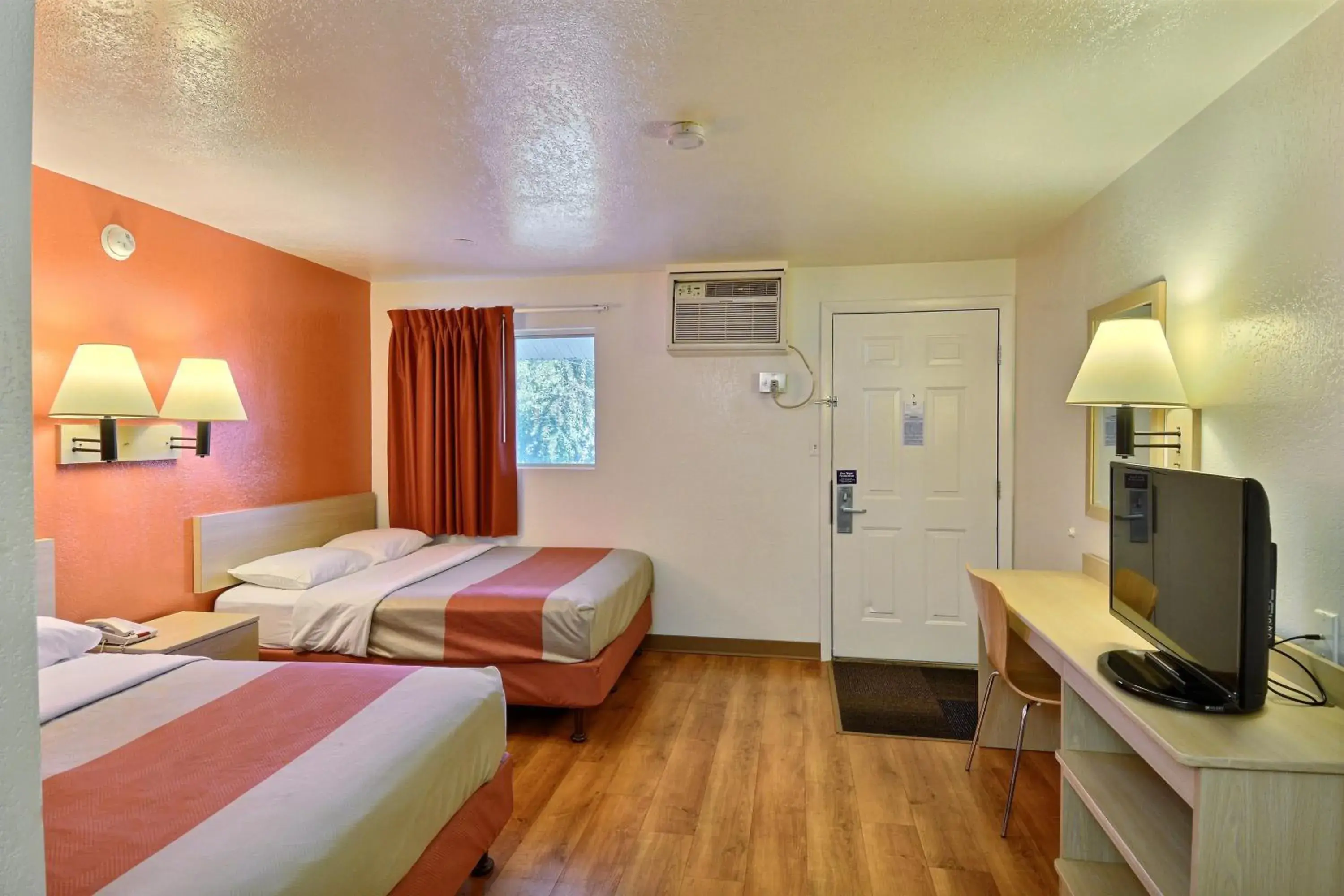 Bedroom, Bed in Travelodge by Wyndham Brattleboro VT