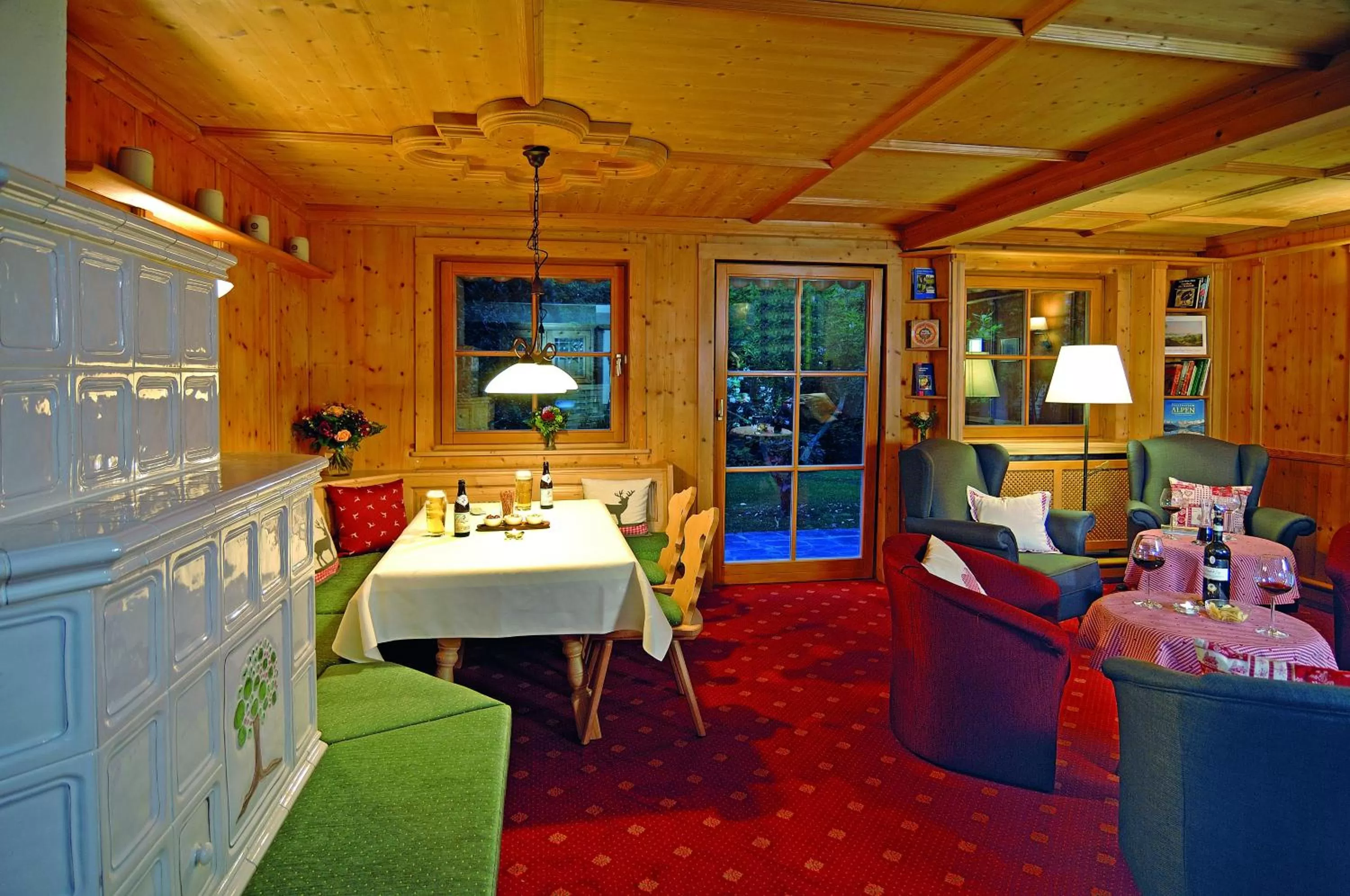 Communal lounge/ TV room in Hotel Alpenhof - ruhige Wohlfühloase zwischen München, dem Fünf-Seenland und den Bergen, in S-Bahnnähe
