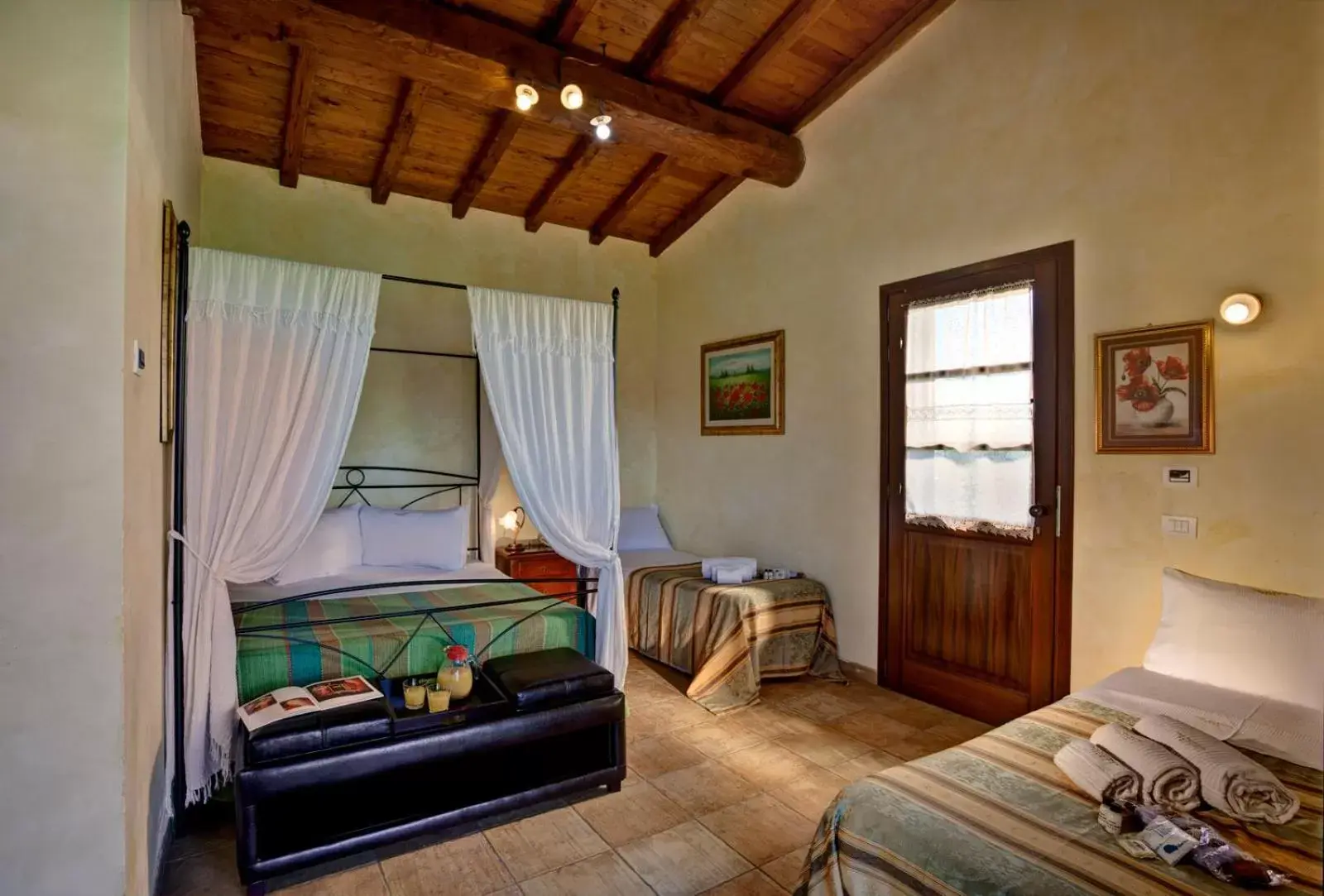 Bed, Seating Area in Villa Hotel Valle Del Marta Resort