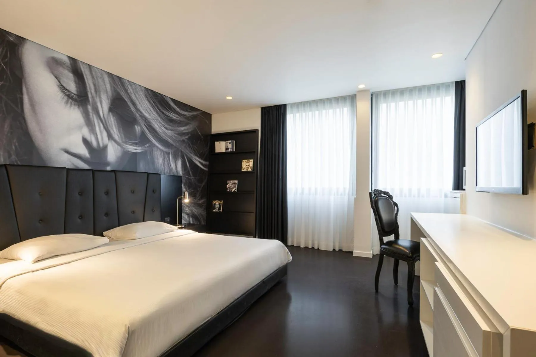 Bed in B-aparthotel Regent