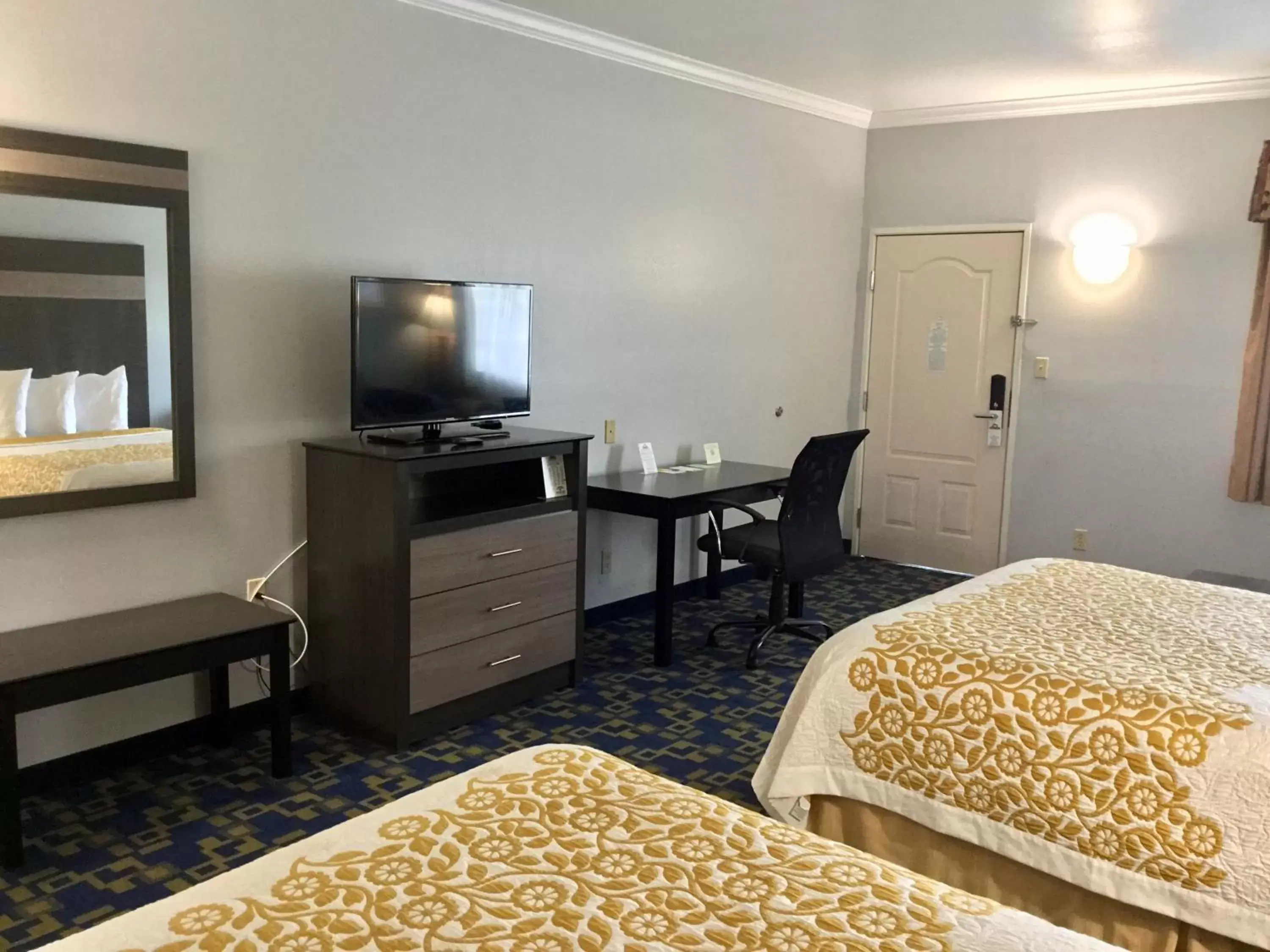 TV and multimedia, Bed in Days Inn by Wyndham Robstown