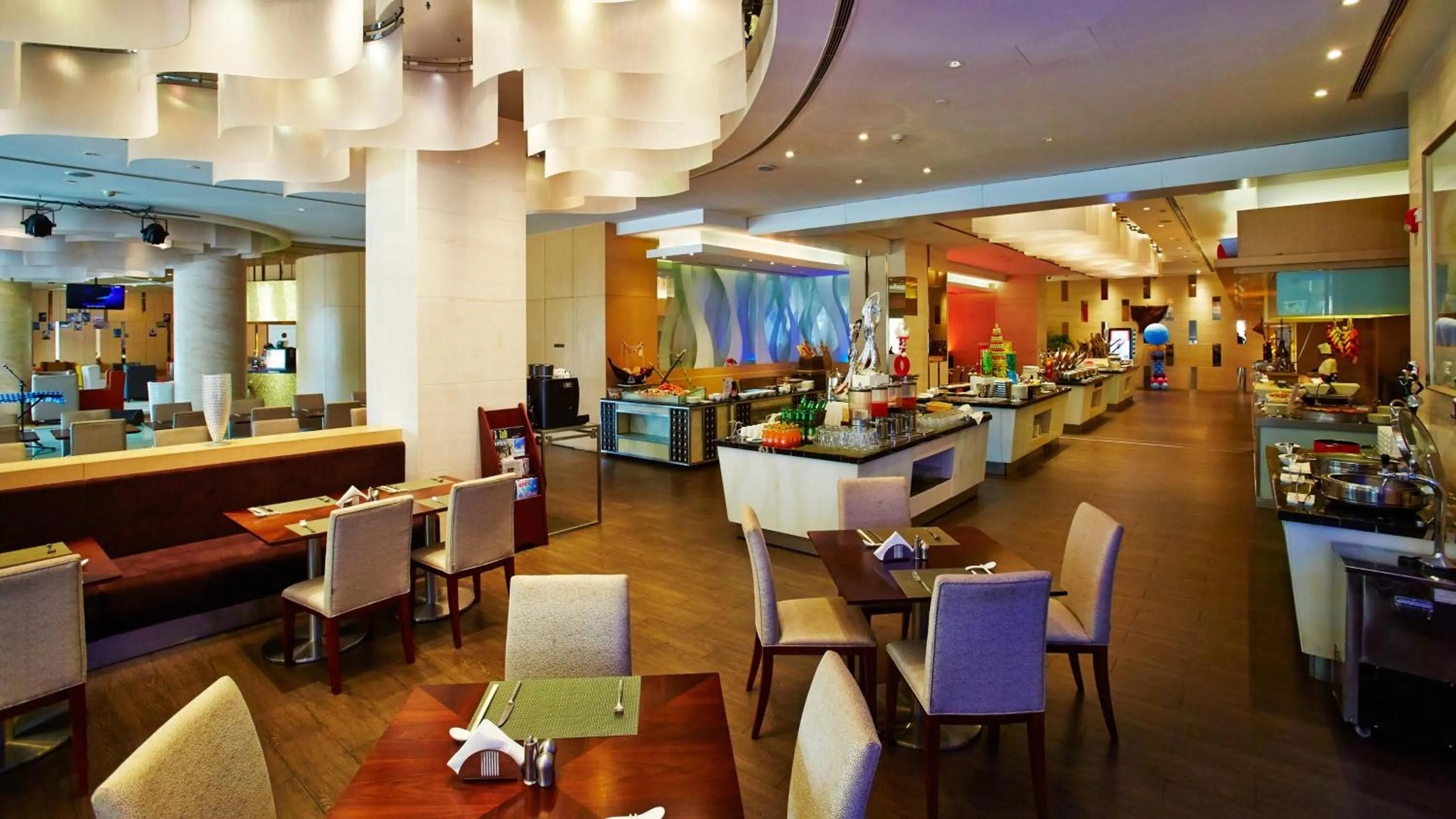 Restaurant/places to eat in Holiday Inn Taicang City Centre by IHG