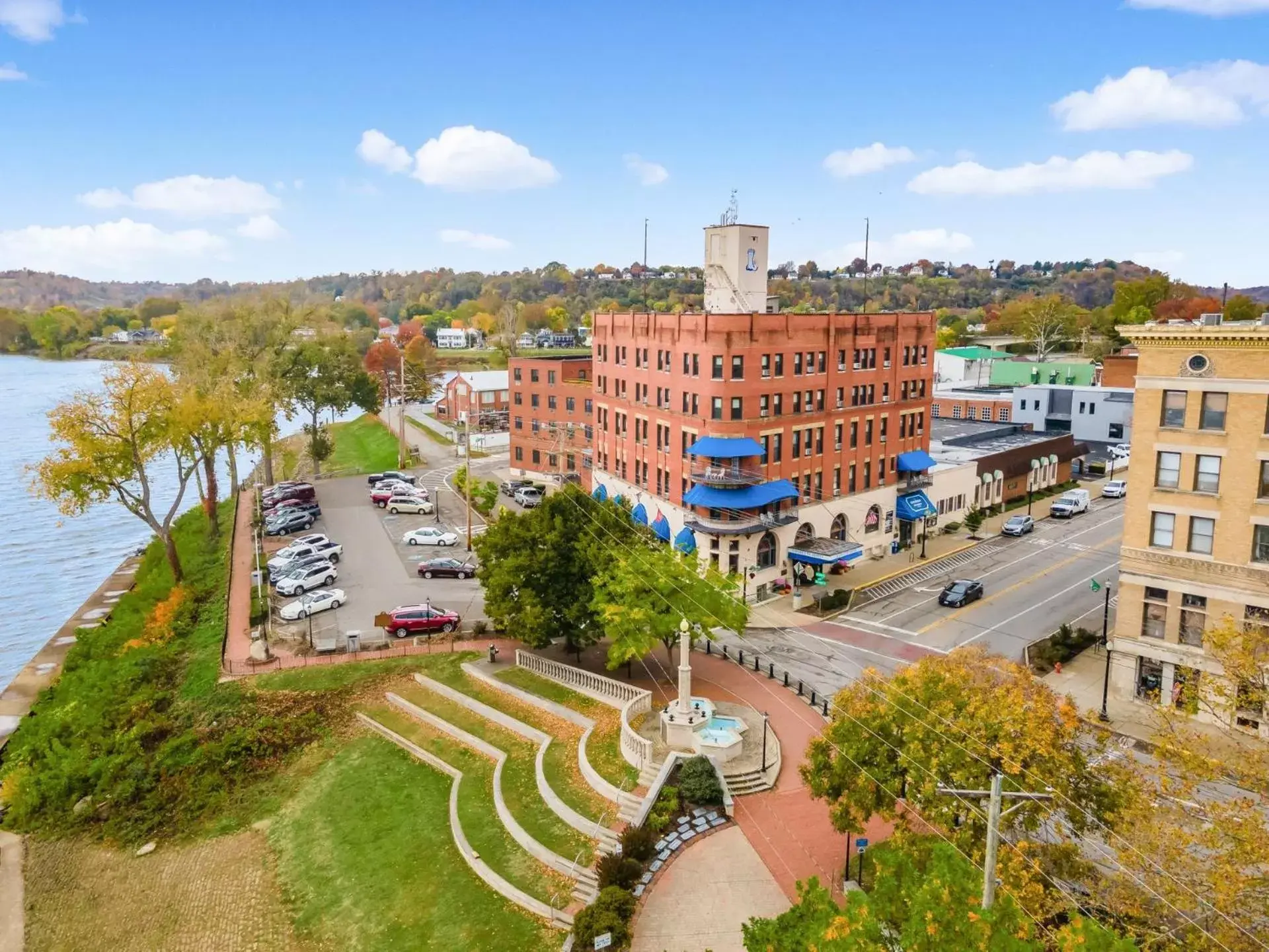 Property building in Lafayette Hotel Marietta Property building in Lafayette Hotel Marietta