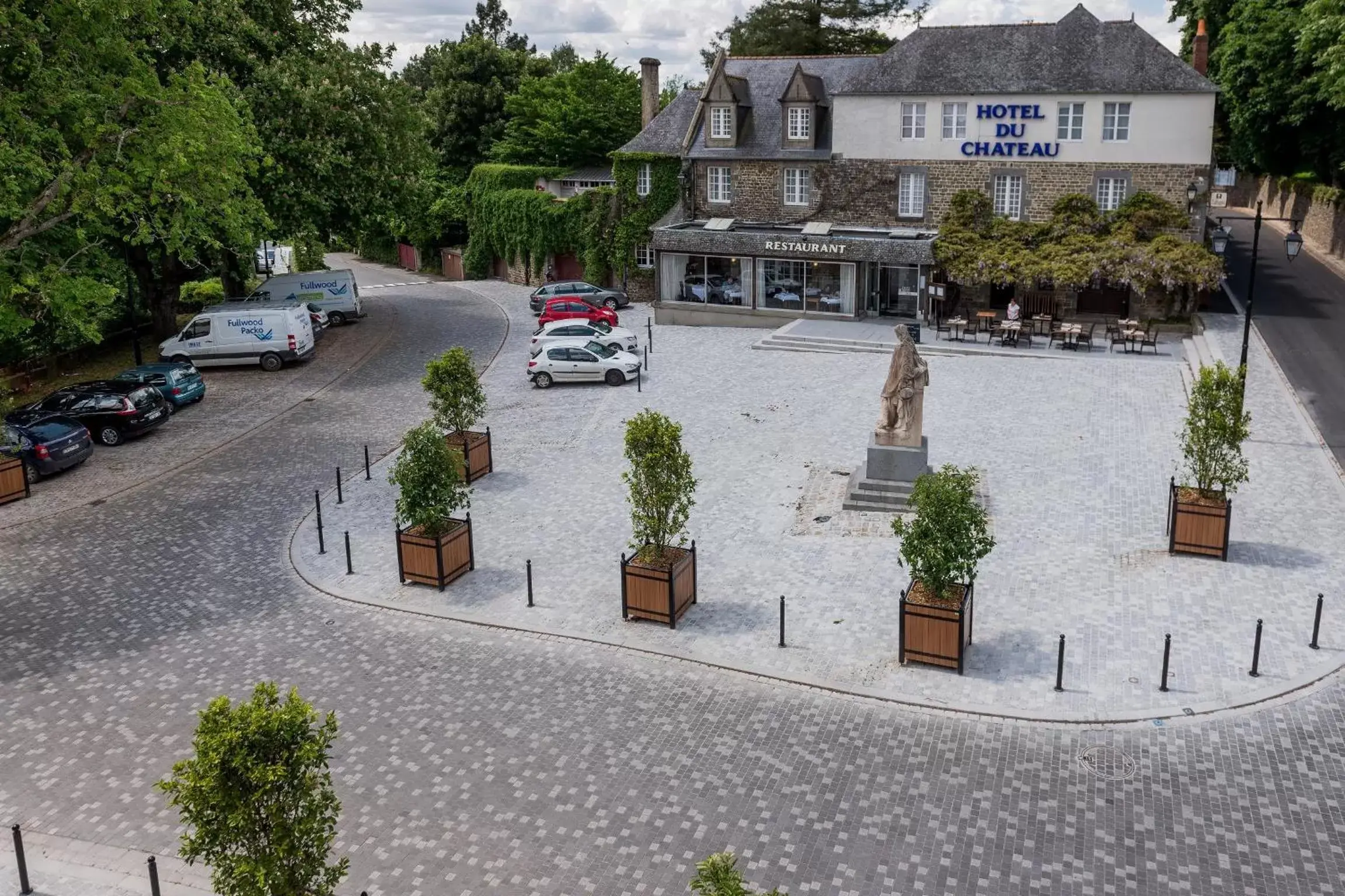 Property building in Logis Hotel Du Chateau