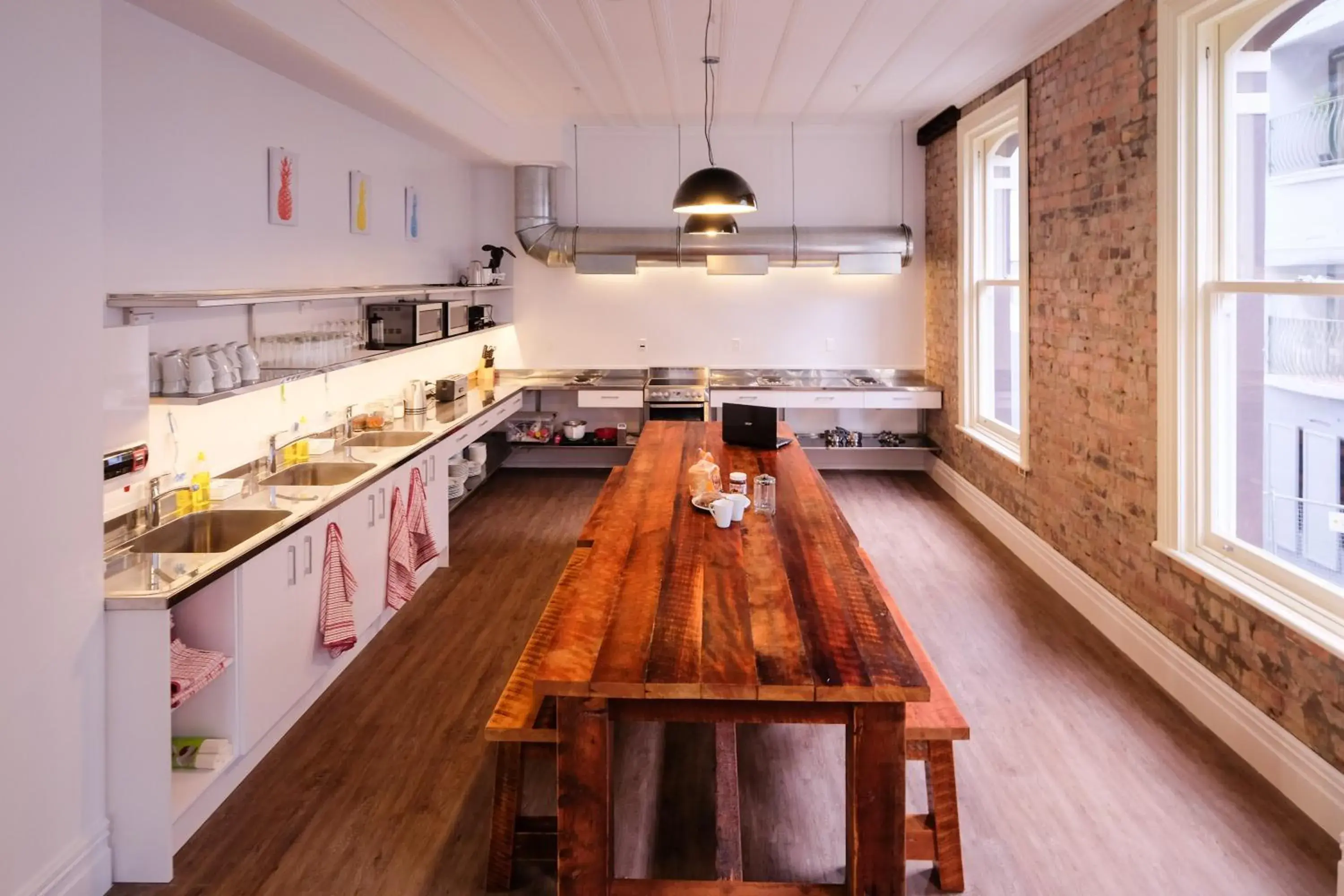 Communal kitchen, Kitchen/Kitchenette in Haka Lodge Auckland