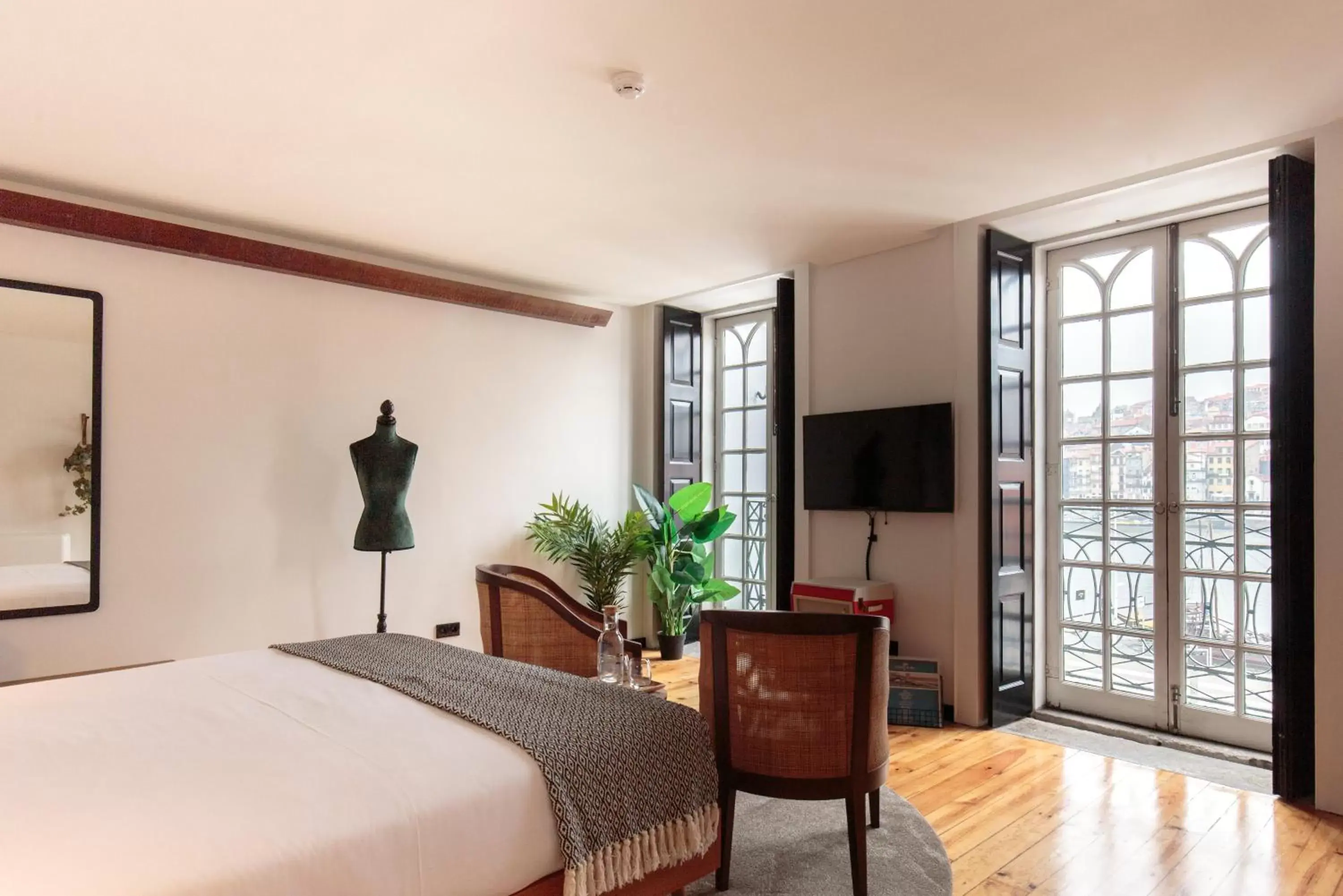 TV and multimedia, Bed in The House of Sandeman TV and multimedia, Bed in The House of Sandeman