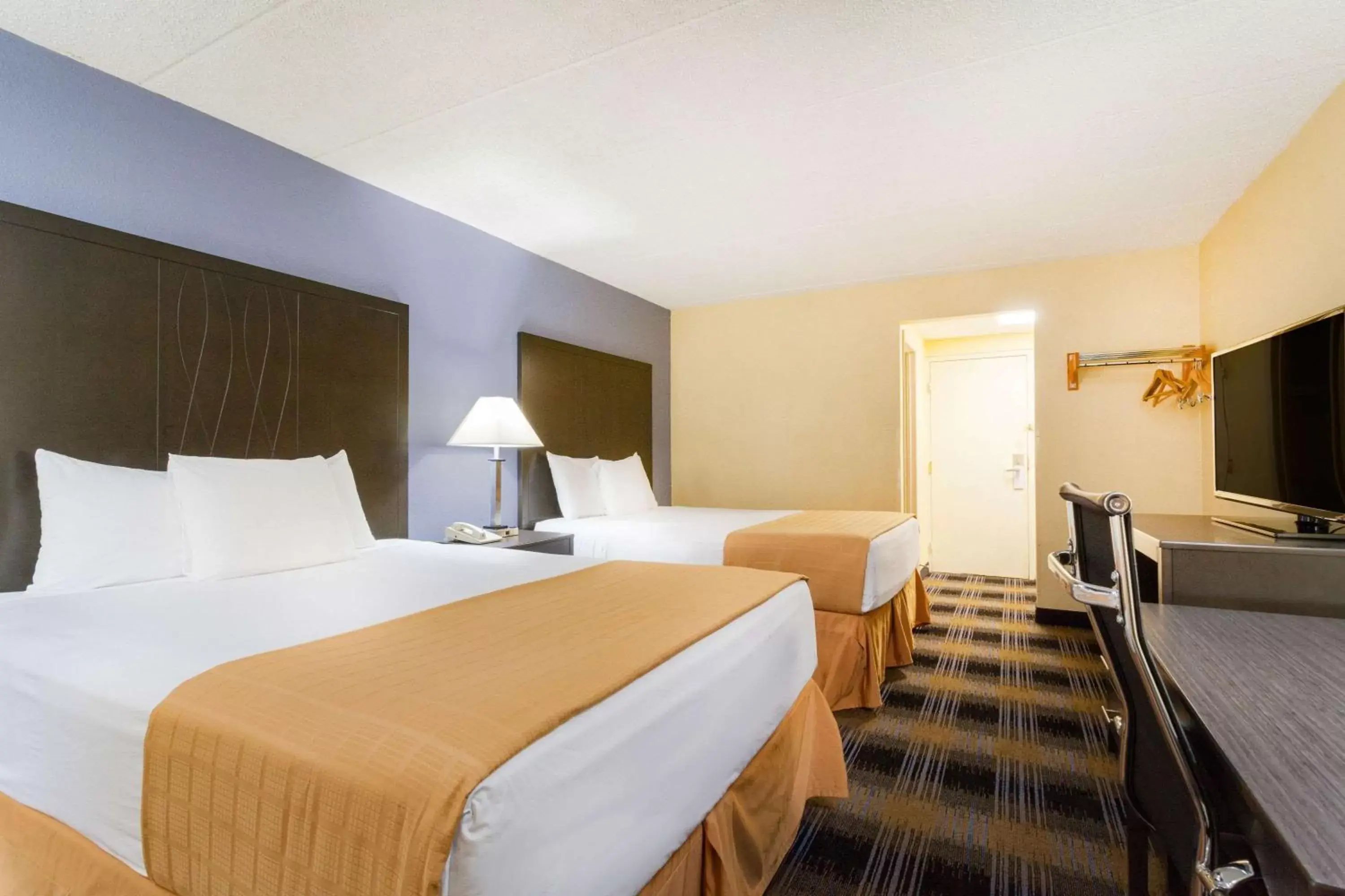 Photo of the whole room, Bed in Days Inn by Wyndham Wilkes Barre