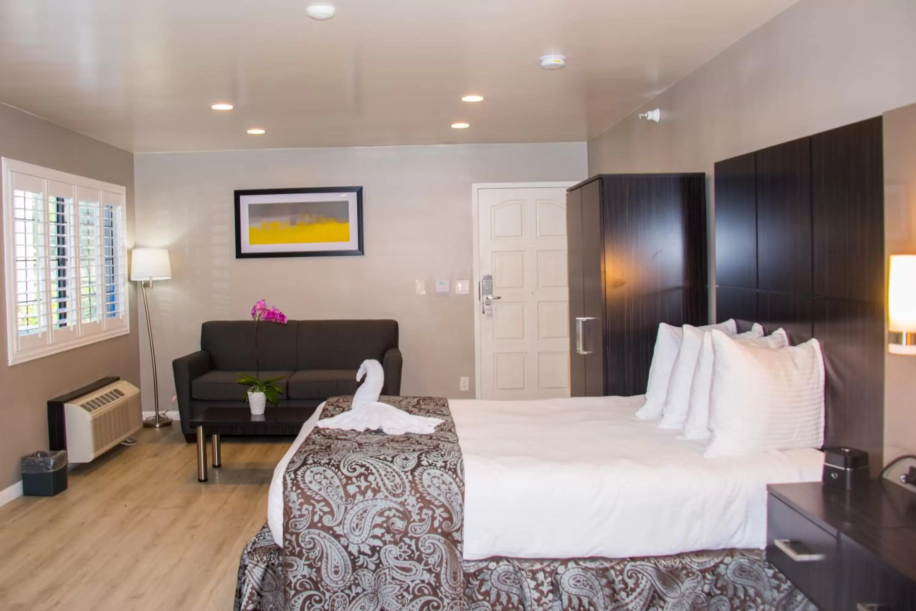 Bedroom, Bed in SureStay Plus by Best Western Santa Clara Silicon Valley