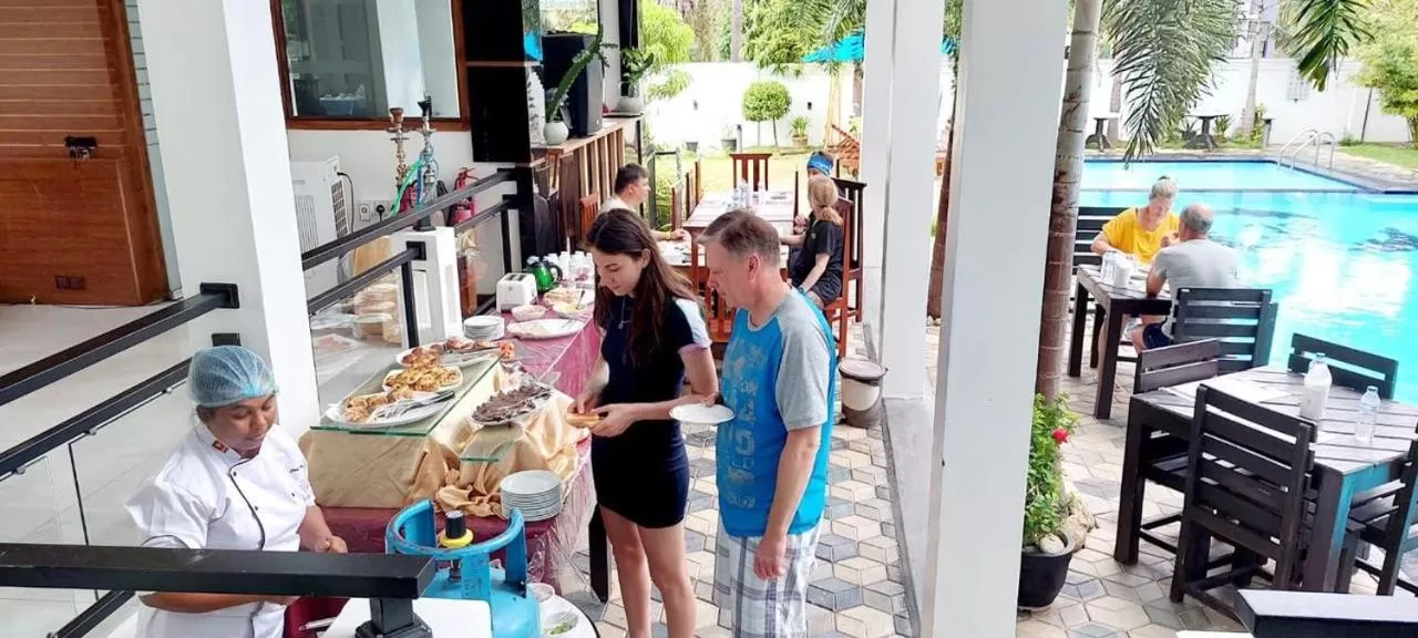 Restaurant/places to eat in J7 Villaj Resort