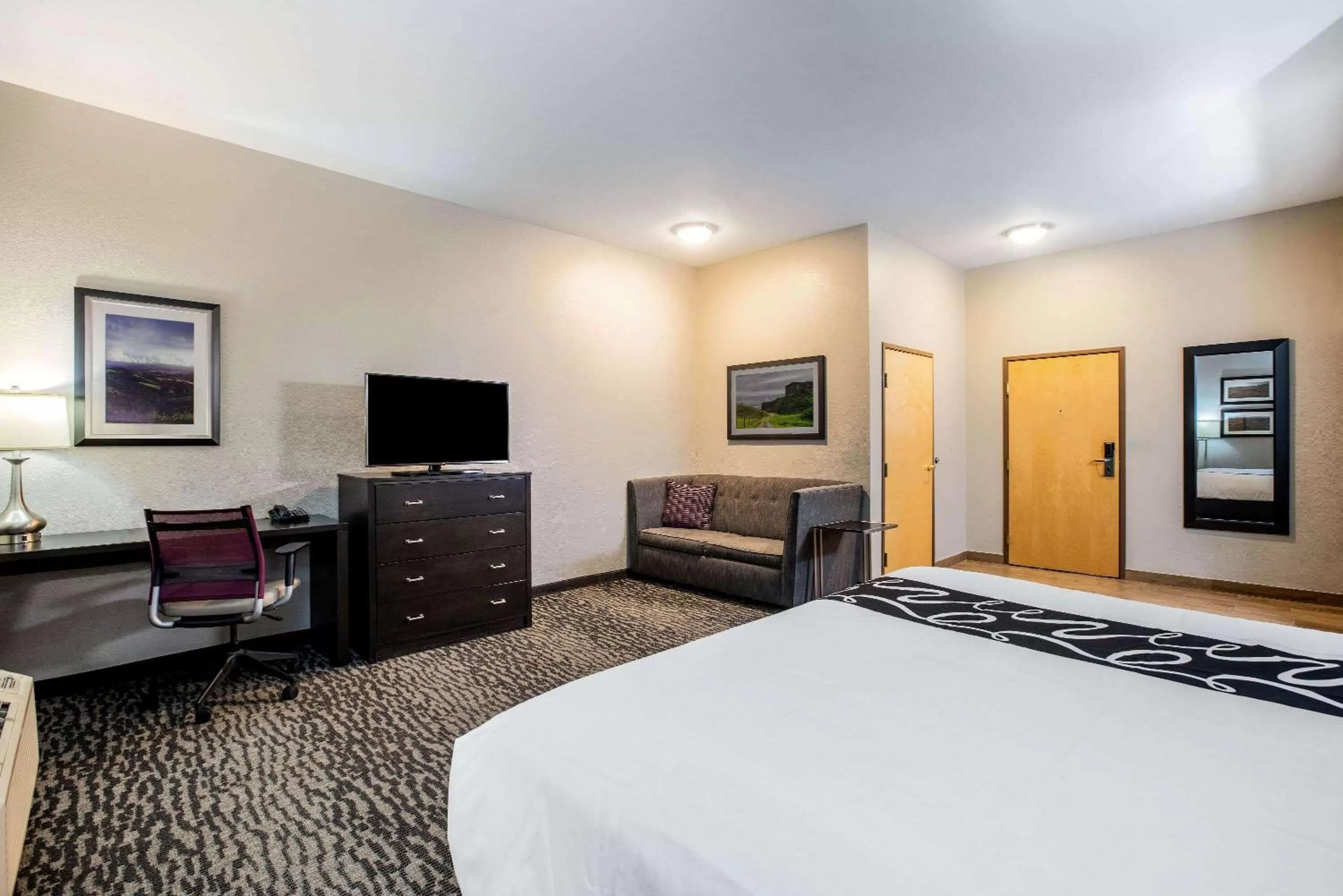 Photo of the whole room, Bed in La Quinta Inn by Wyndham Livermore
