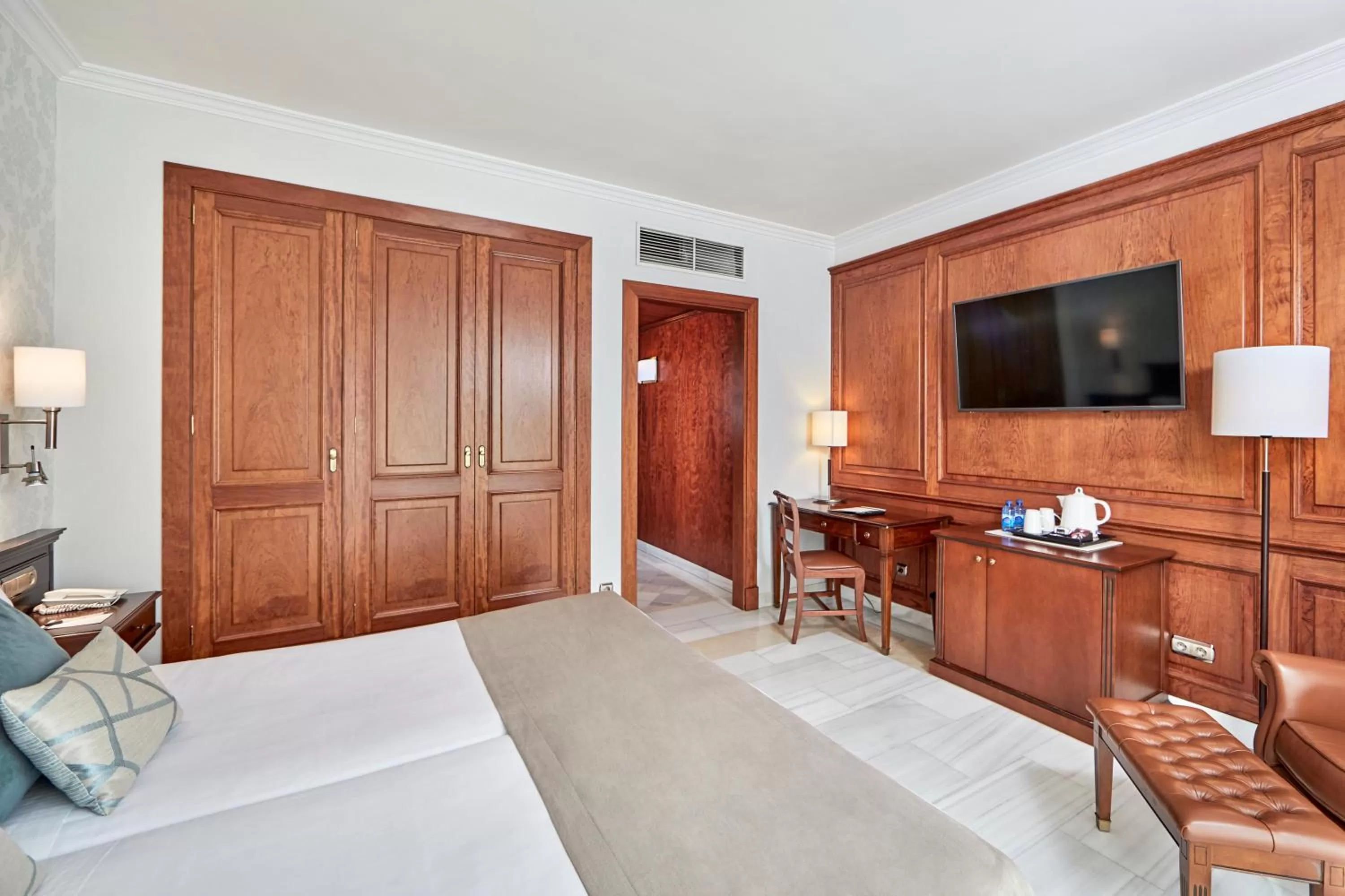 Photo of the whole room, Bed in Bordoy Continental Palma