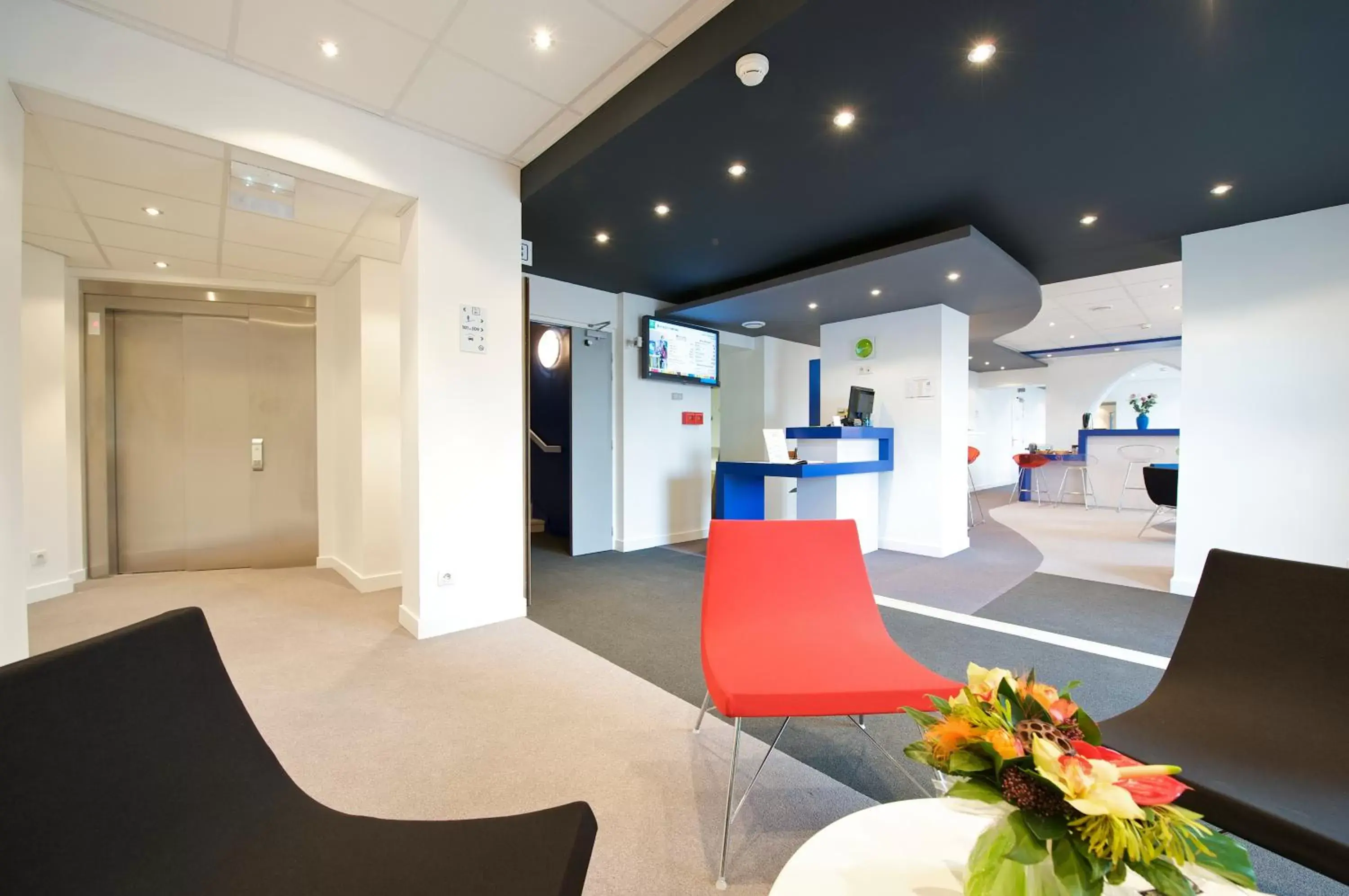 Lounge or bar, Lobby/Reception in ibis Styles Vannes Gare Centre