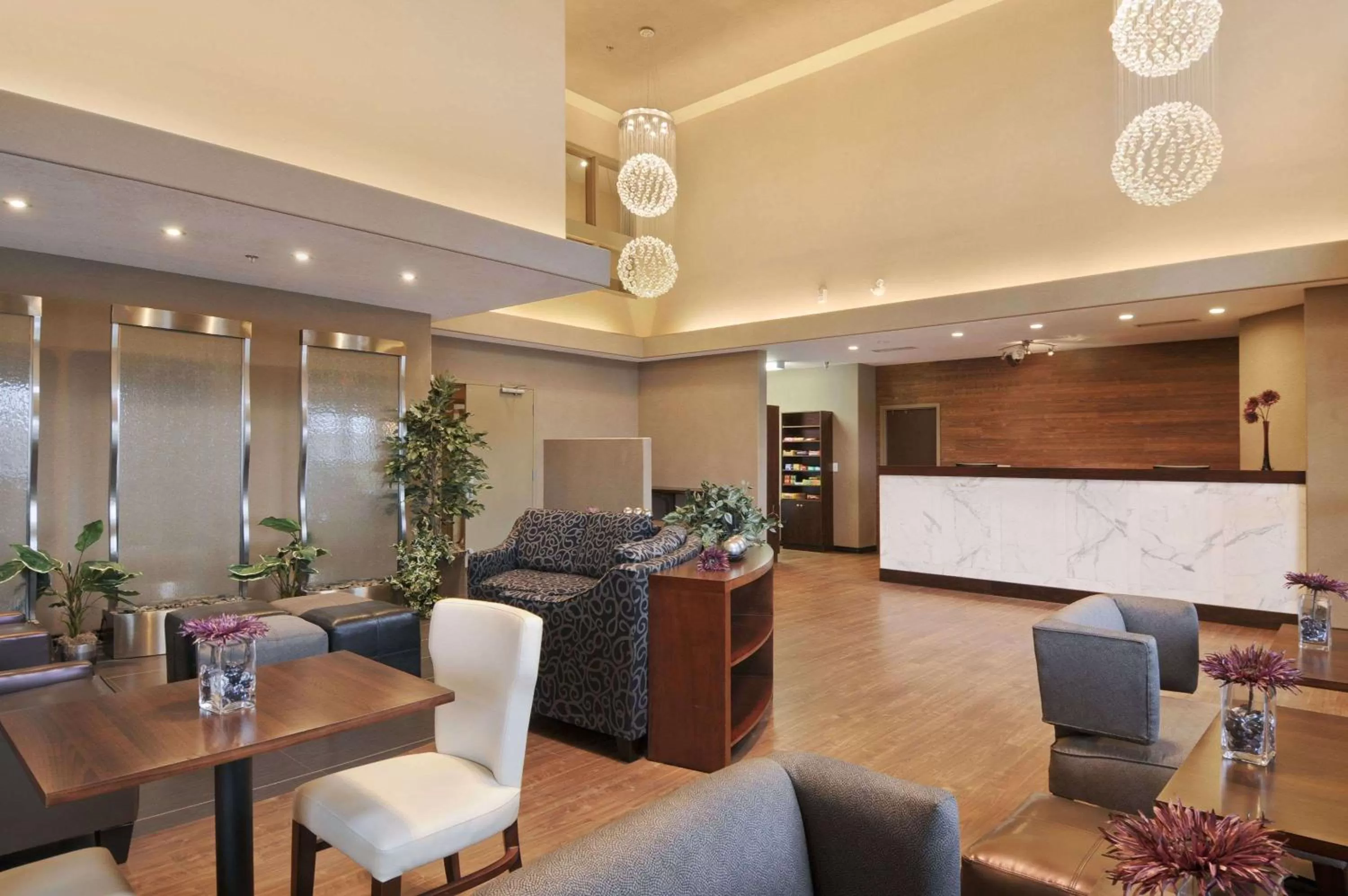 Lobby or reception in Days Inn by Wyndham Regina Airport West