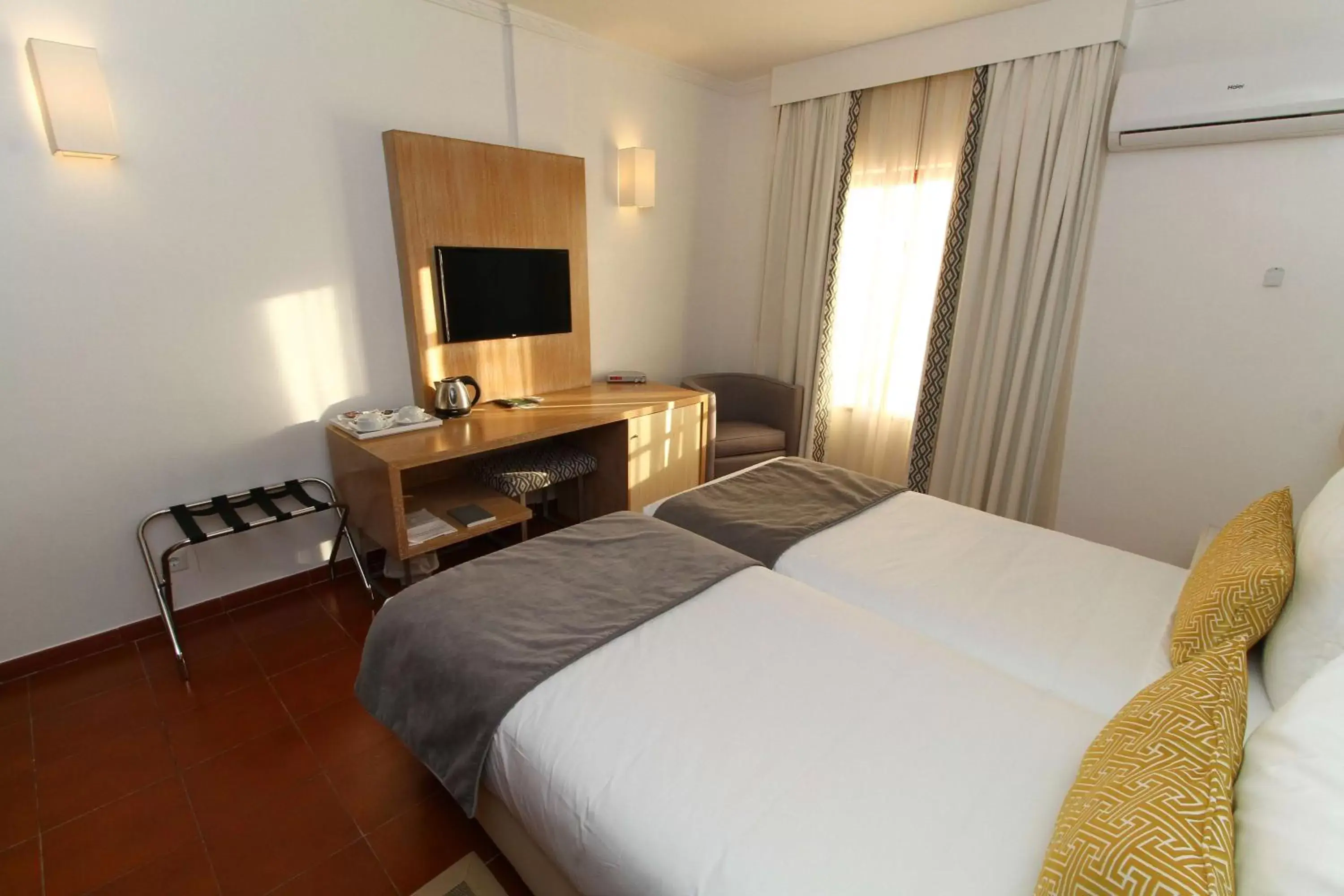 Photo of the whole room, Bed in Best Western Hotel Dom Bernardo