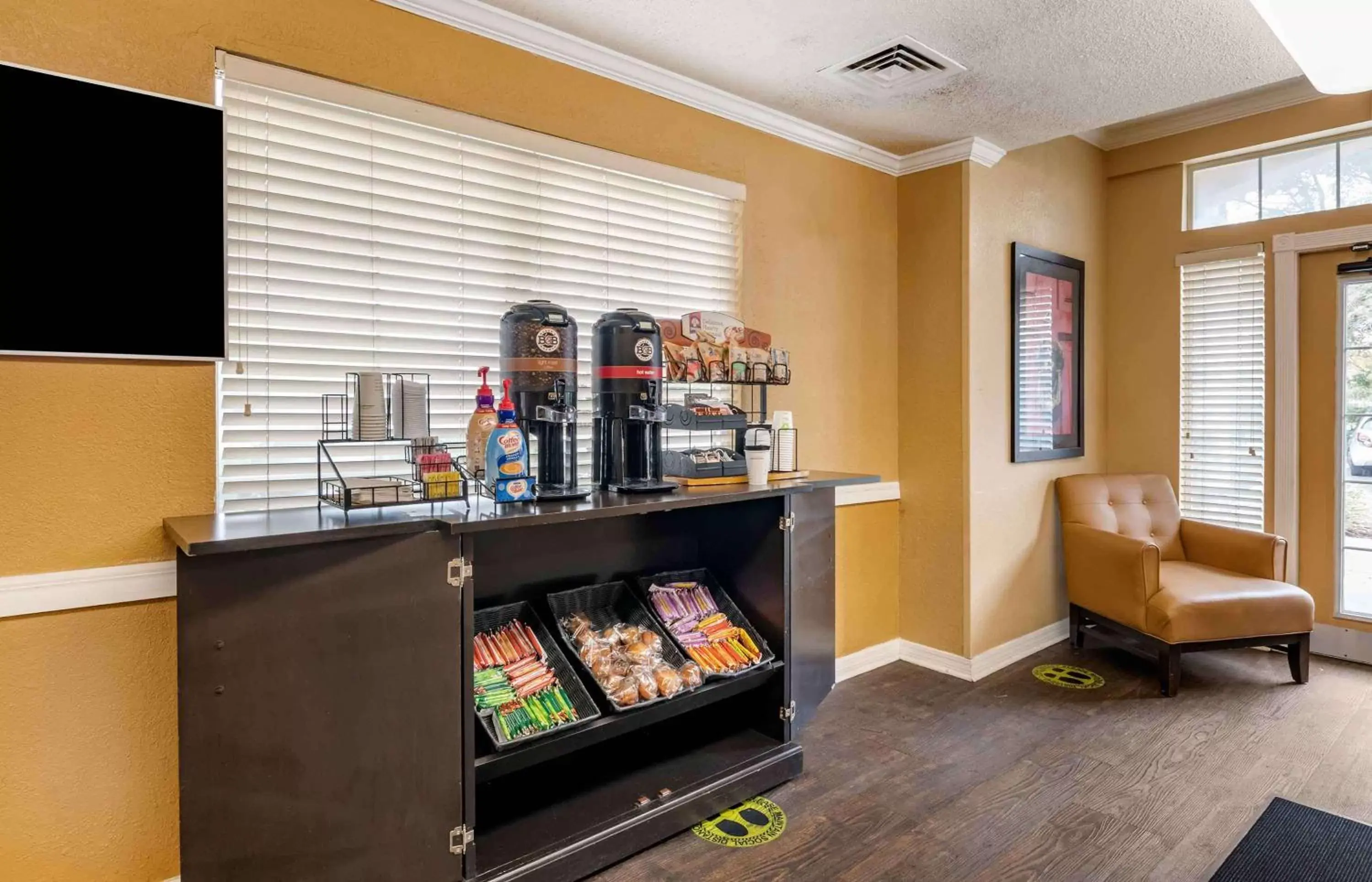 Lobby or reception, TV/Entertainment Center in Extended Stay America Suites - Jacksonville - Southside - St Johns Towne Ctr