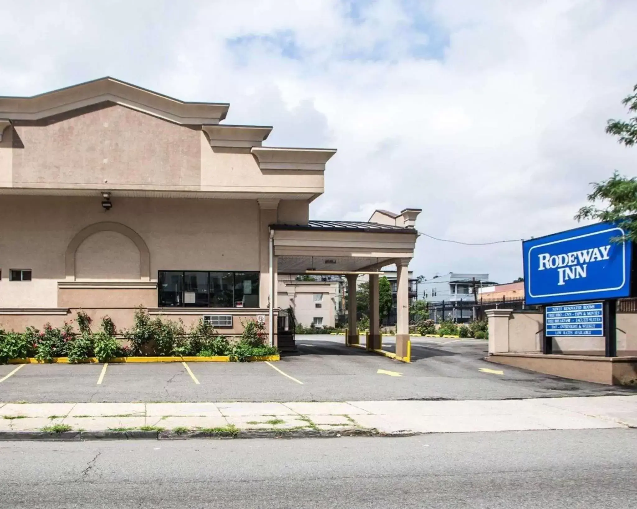 Property building in Rodeway Inn Paterson Great Falls Park Area Property building in Rodeway Inn Paterson Great Falls Park Area