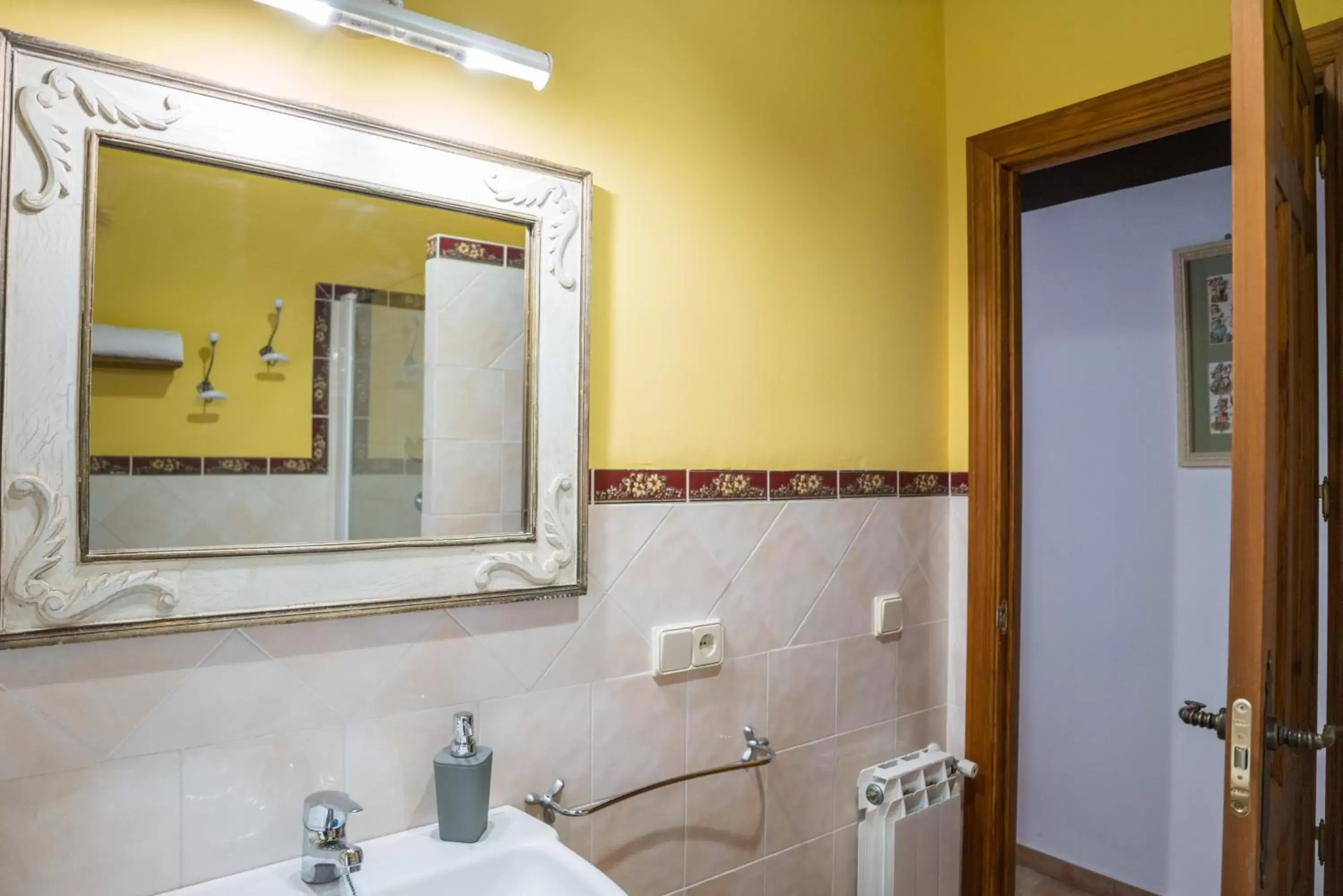 Bathroom in LA ALDABA, antigua casa de labor