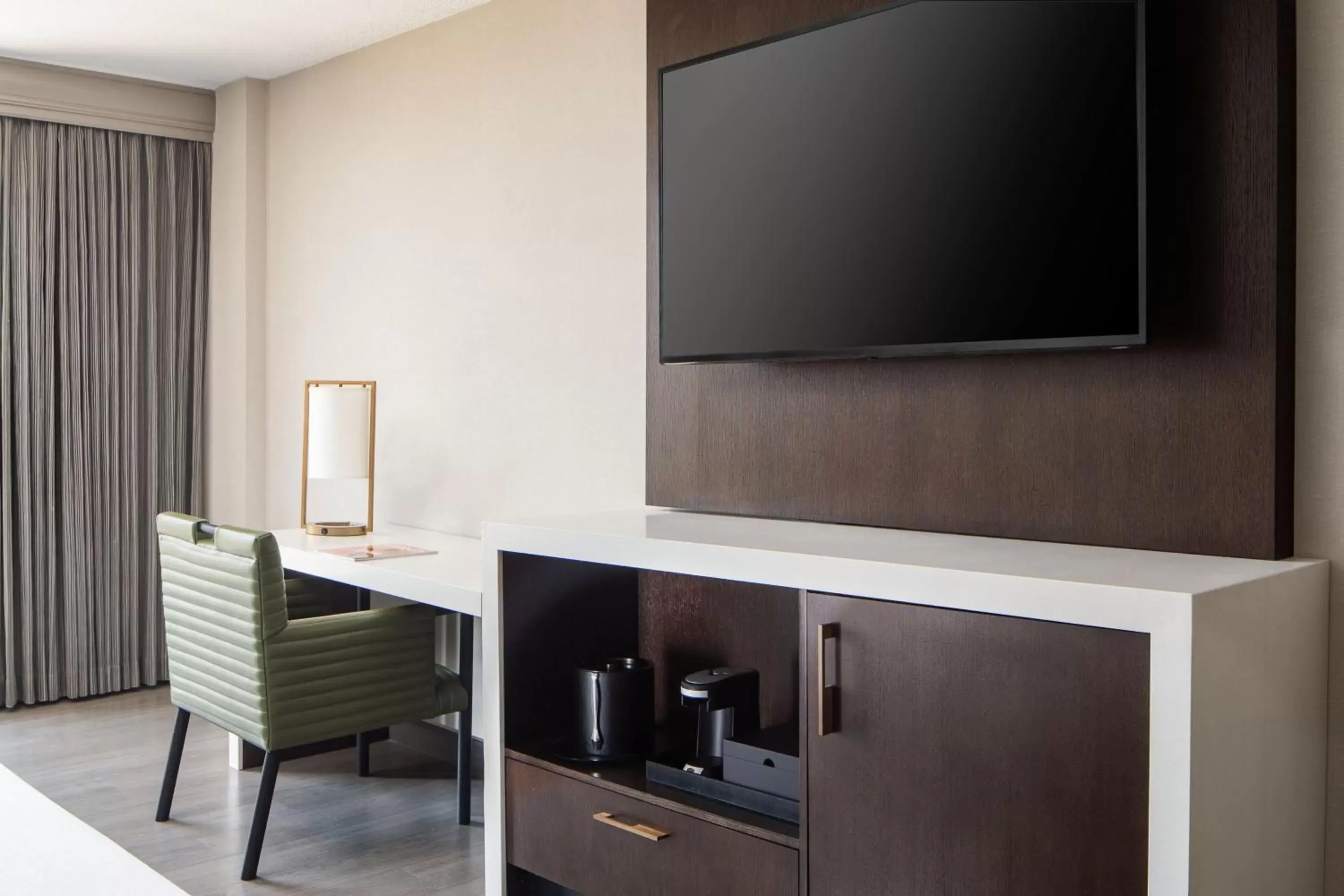 Photo of the whole room, TV/Entertainment Center in Dallas-Addison Marriott Quorum by the Galleria