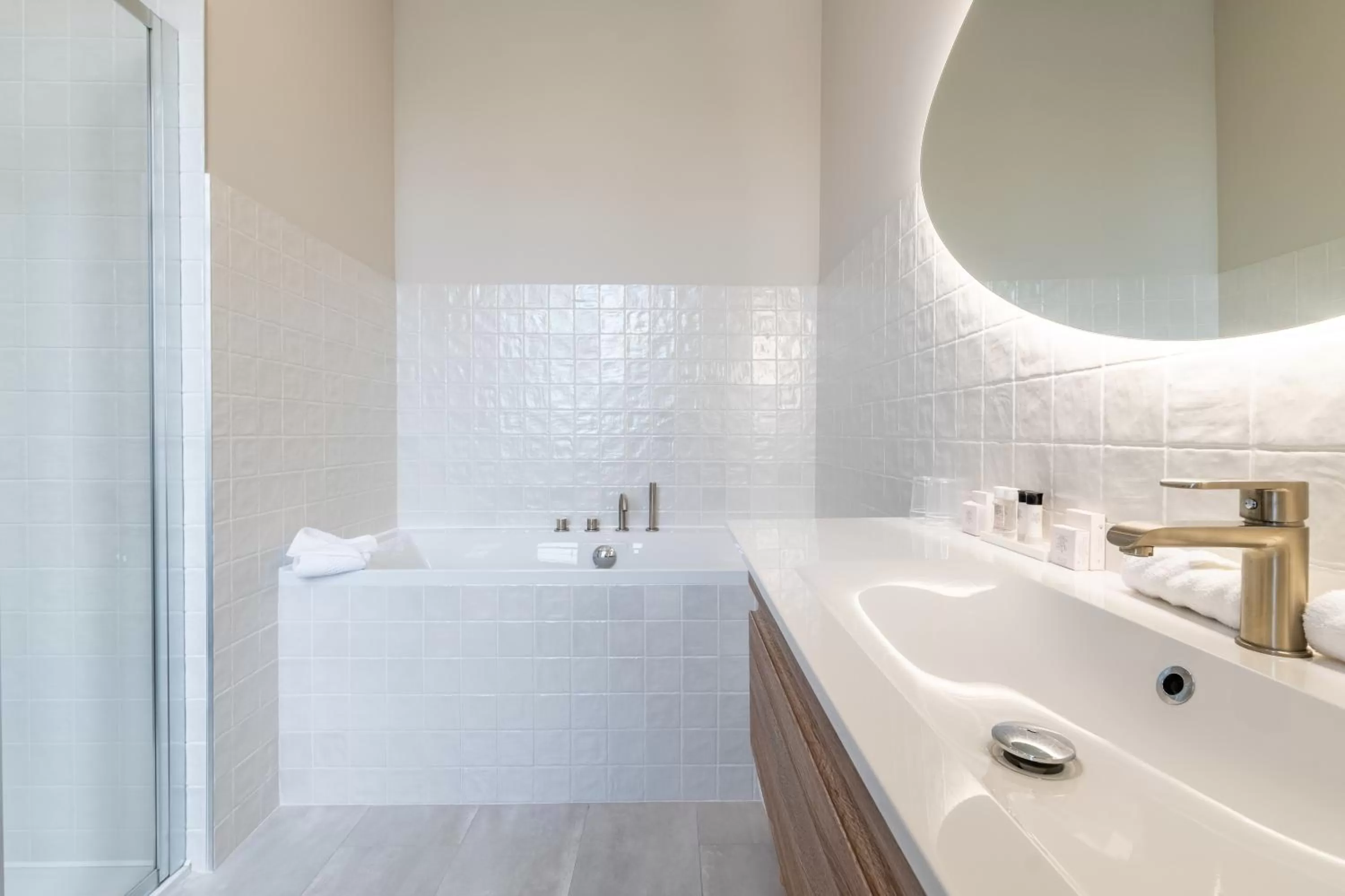 Shower, Bathroom in Hôtel Échappée en Baie - Parking privé gratuit