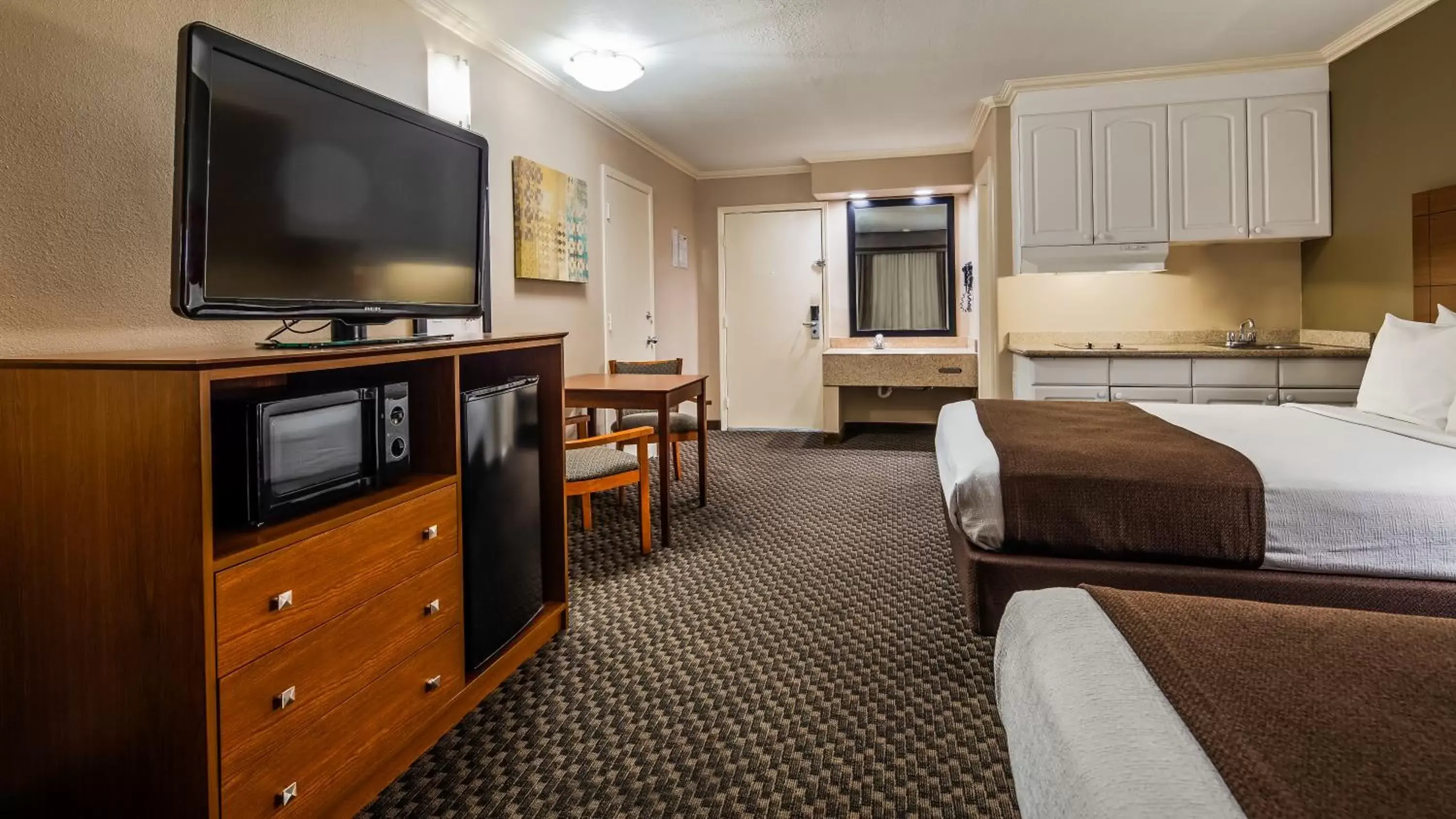 Bedroom, TV/Entertainment Center in Best Western Oxnard Inn