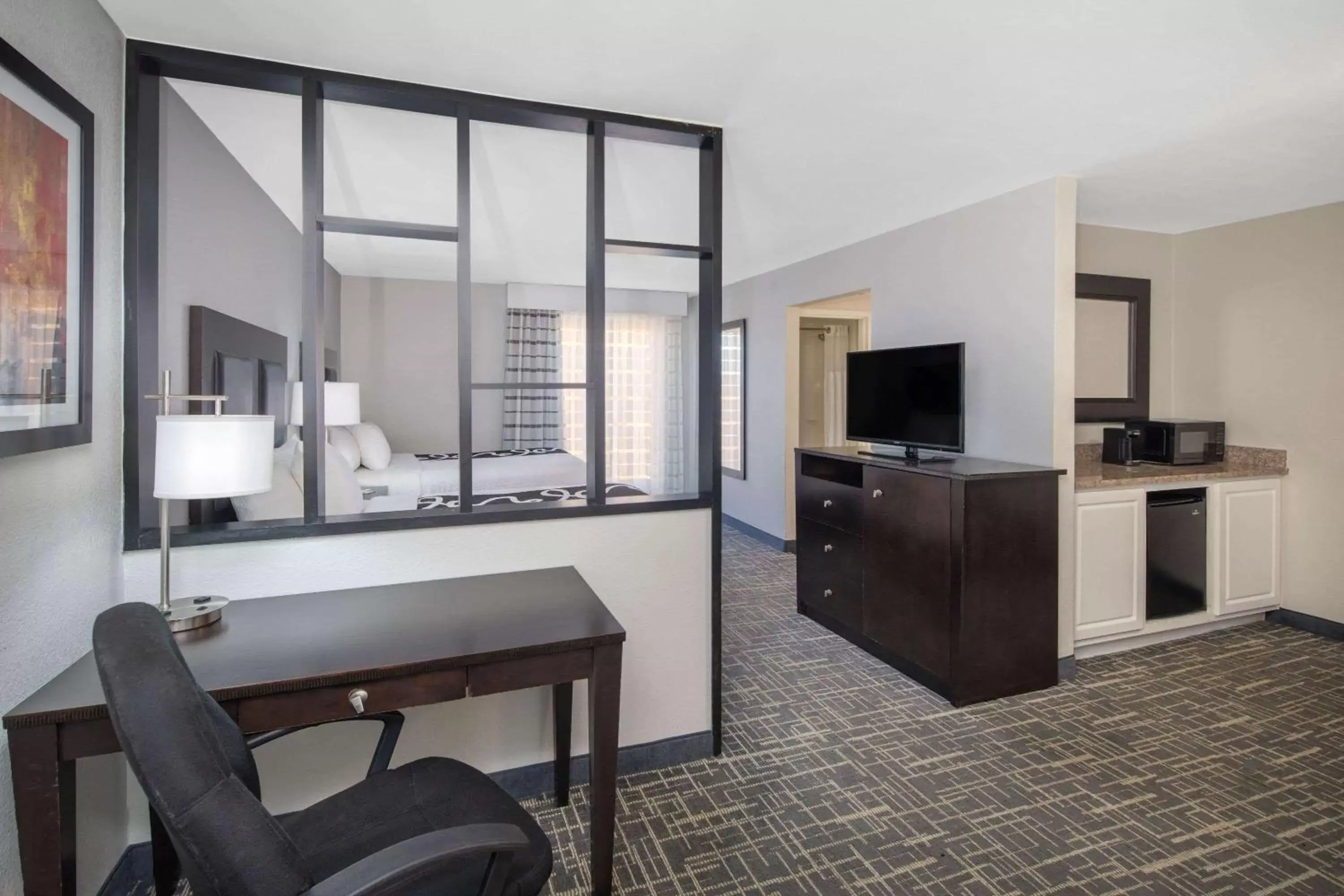 Photo of the whole room, Kitchen/Kitchenette in La Quinta by Wyndham Atlanta Airport South