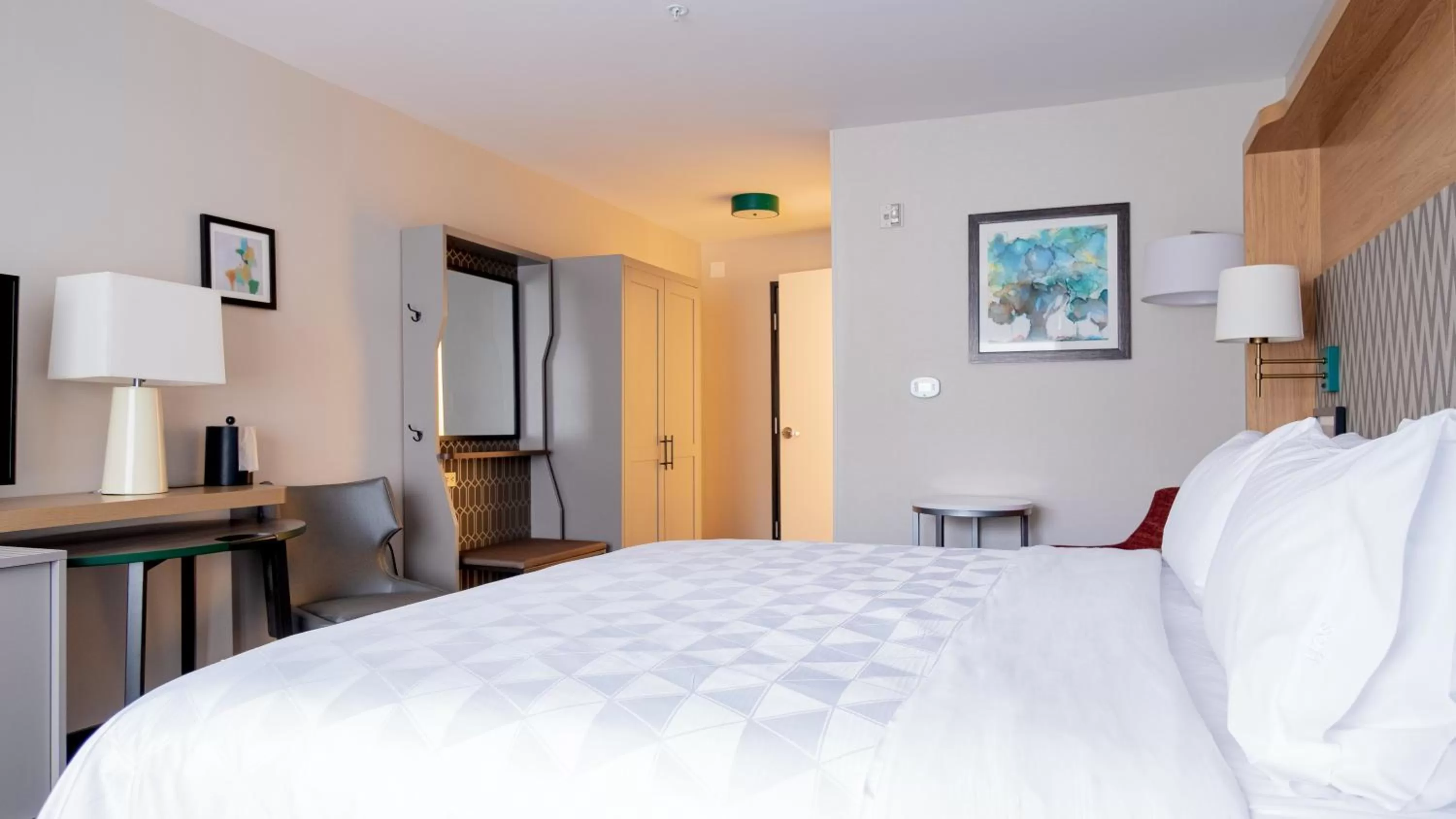 Photo of the whole room, Bed in Holiday Inn & Suites Philadelphia W - Drexel Hill by IHG