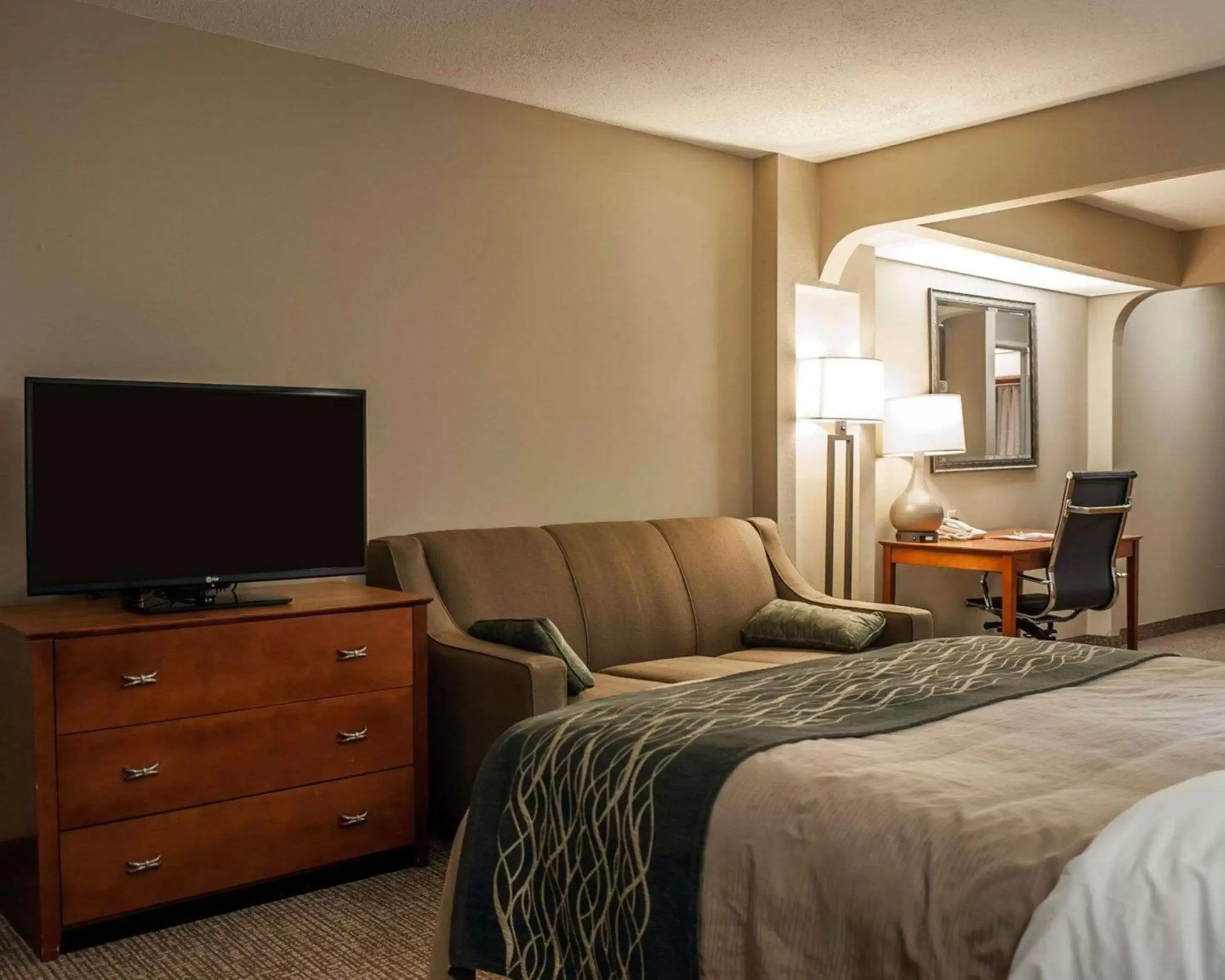 Photo of the whole room, Bed in Quality Inn & Suites near St Louis and I-255