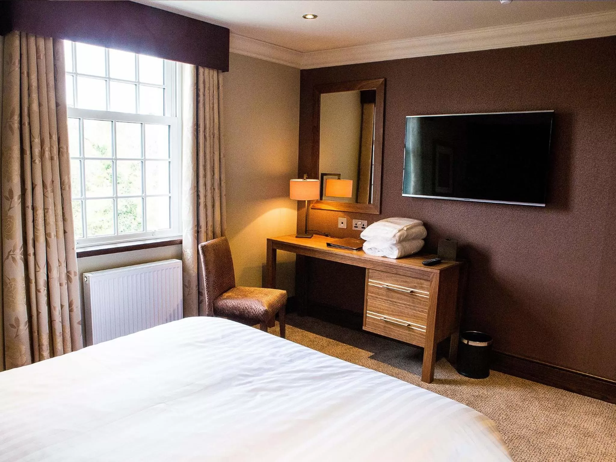 Bedroom, Bed in Busby Hotel