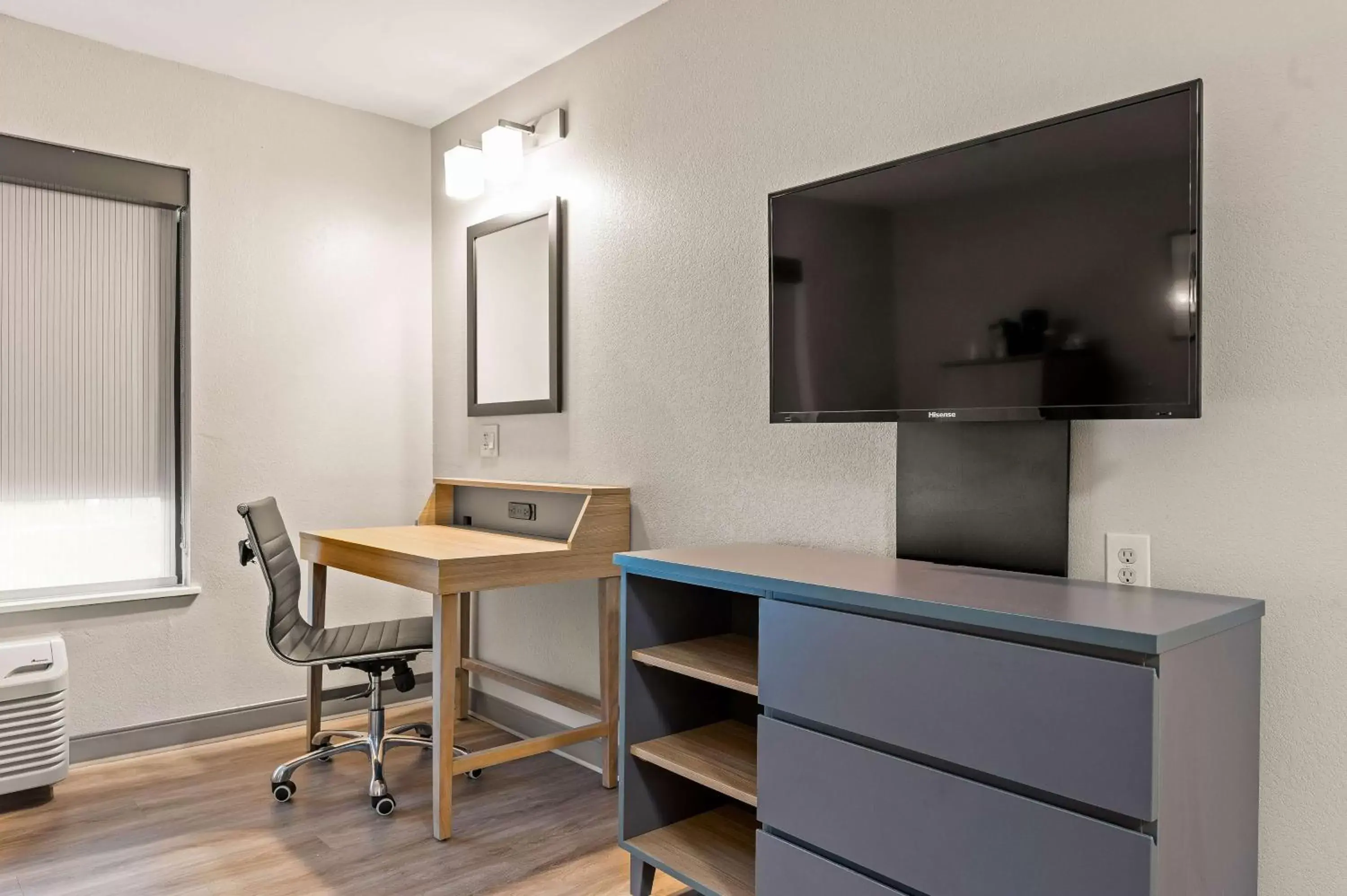 Bedroom, Kitchen/Kitchenette in Country Inn & Suites by Radisson, Asheville at Asheville Outlet Mall, NC