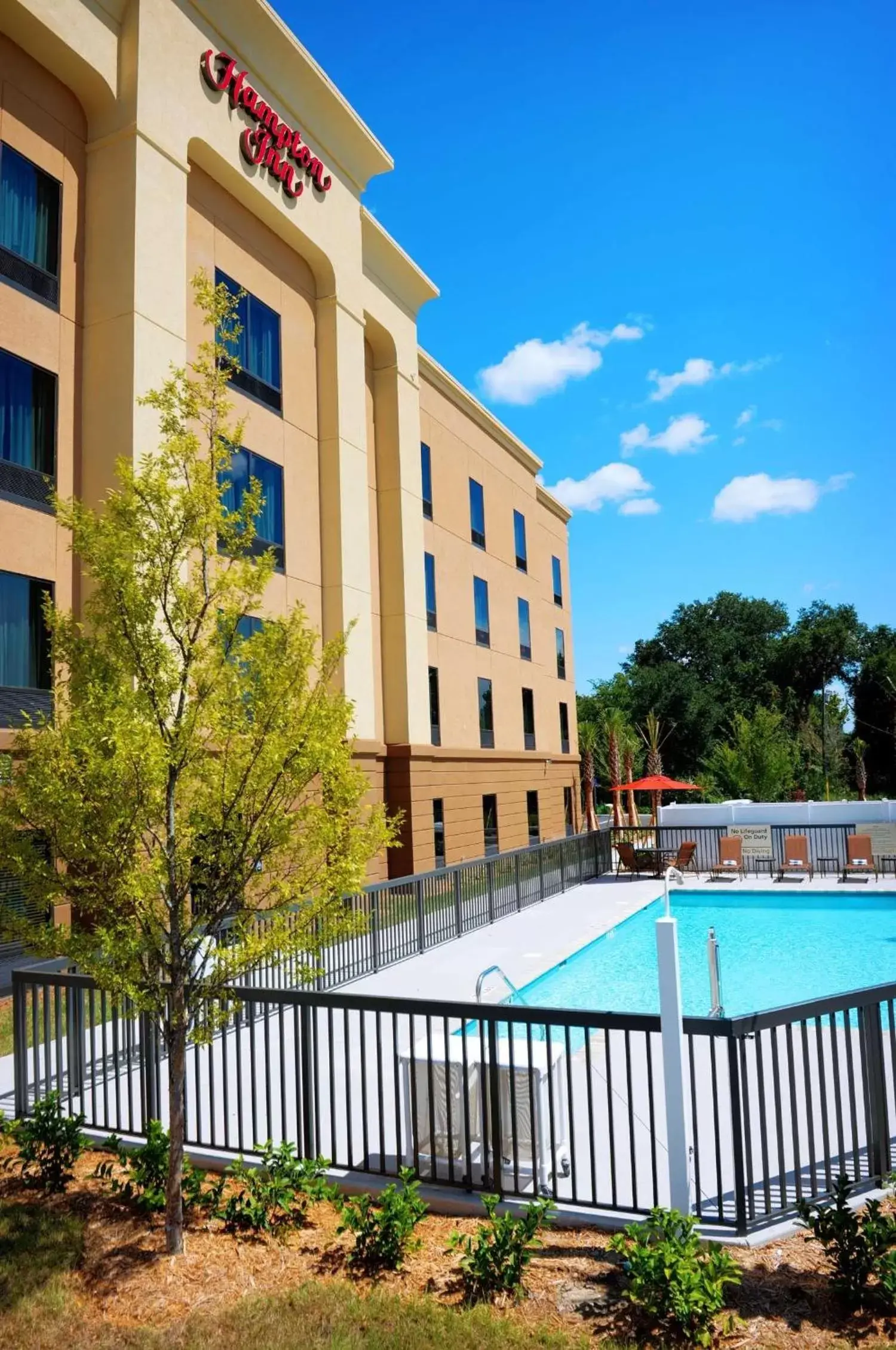 Property building, Swimming Pool in Hampton Inn Crystal River