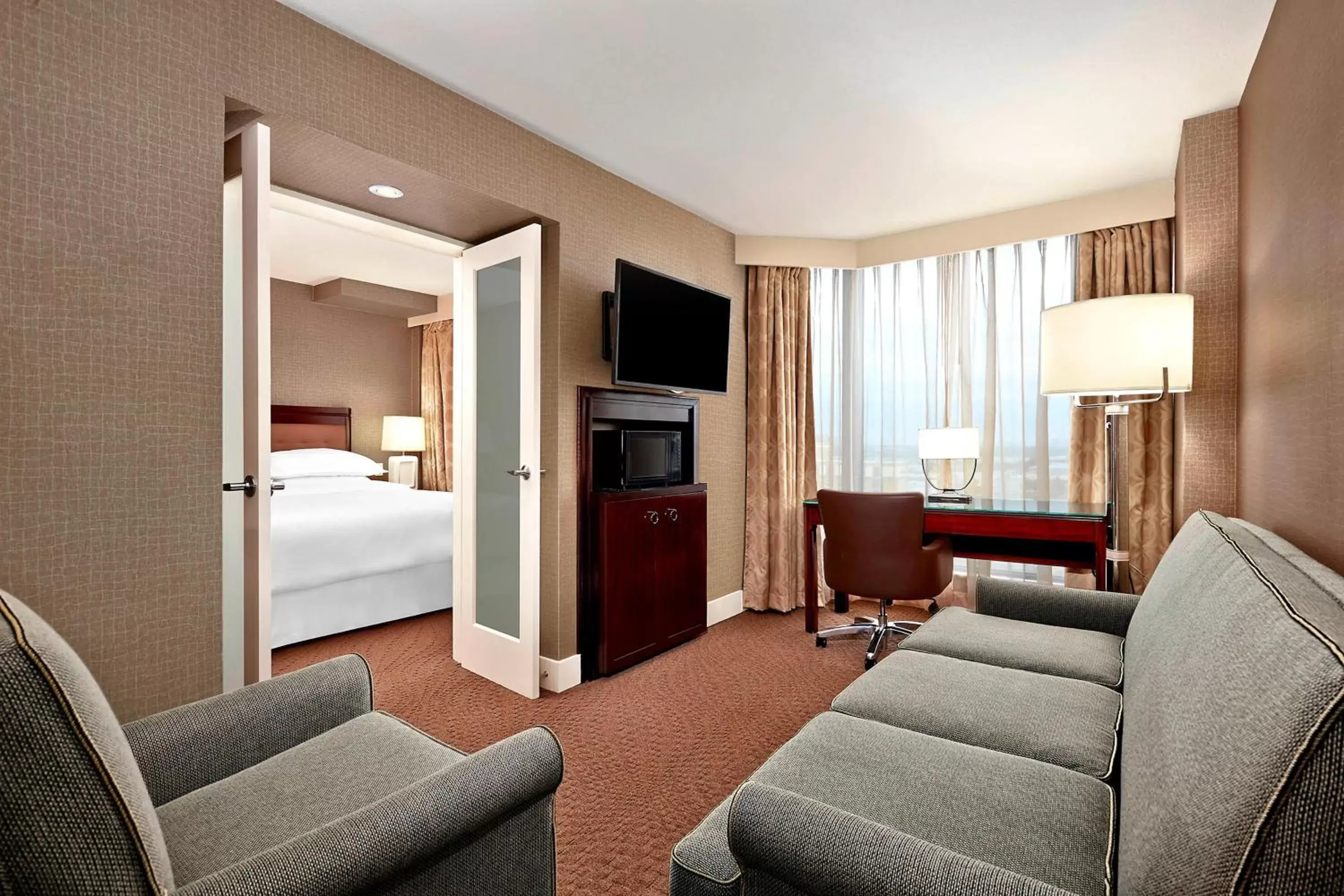 Bedroom, Seating Area in Sheraton Parkway Toronto North Hotel & Suites