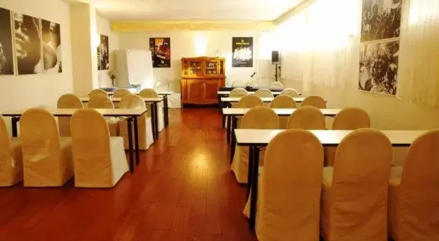 Business facilities in Deco Hotel