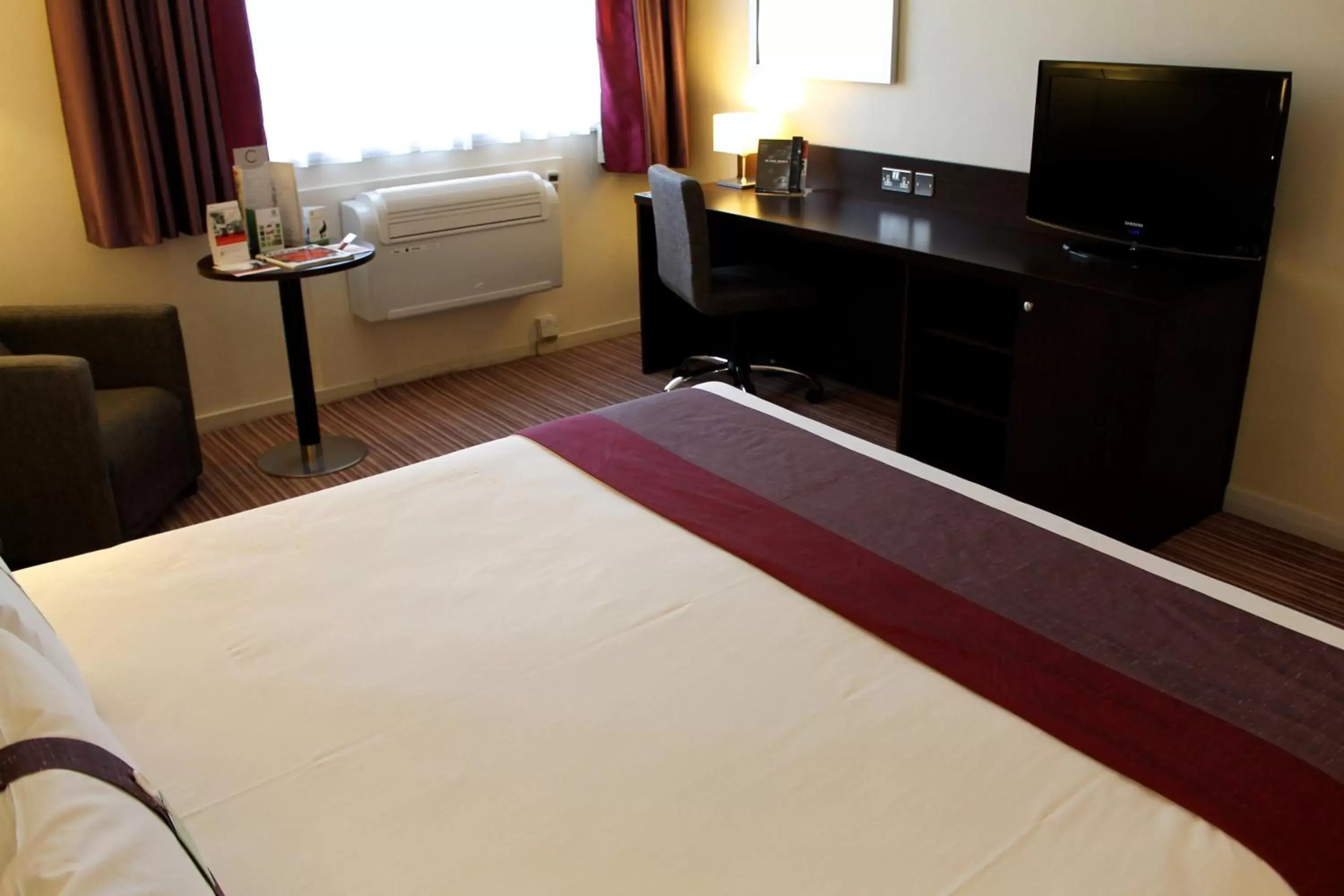 Photo of the whole room, Bed in Holiday Inn Slough Windsor, an IHG Hotel