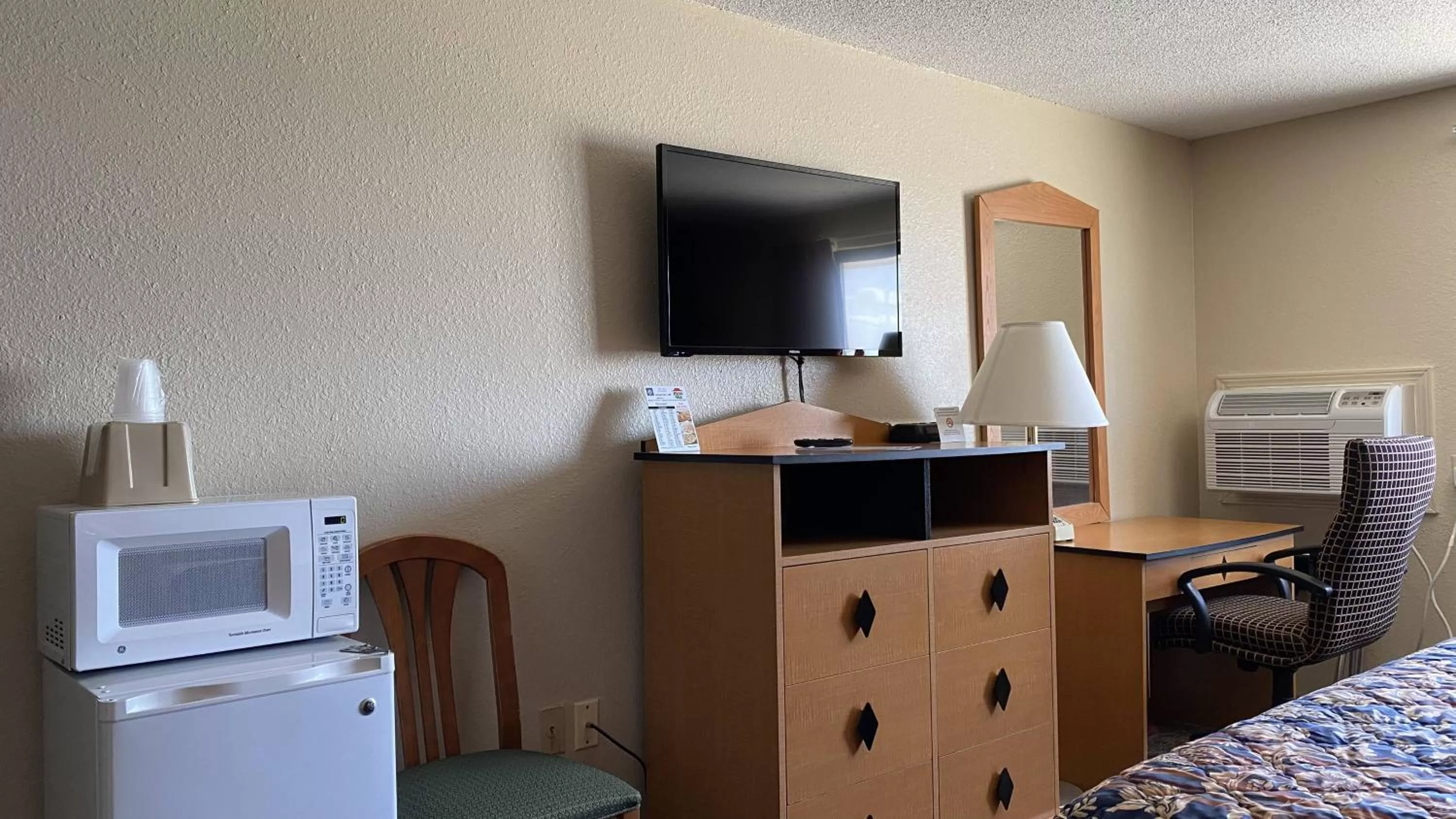 TV and multimedia in Newton Inn In Newton, KS