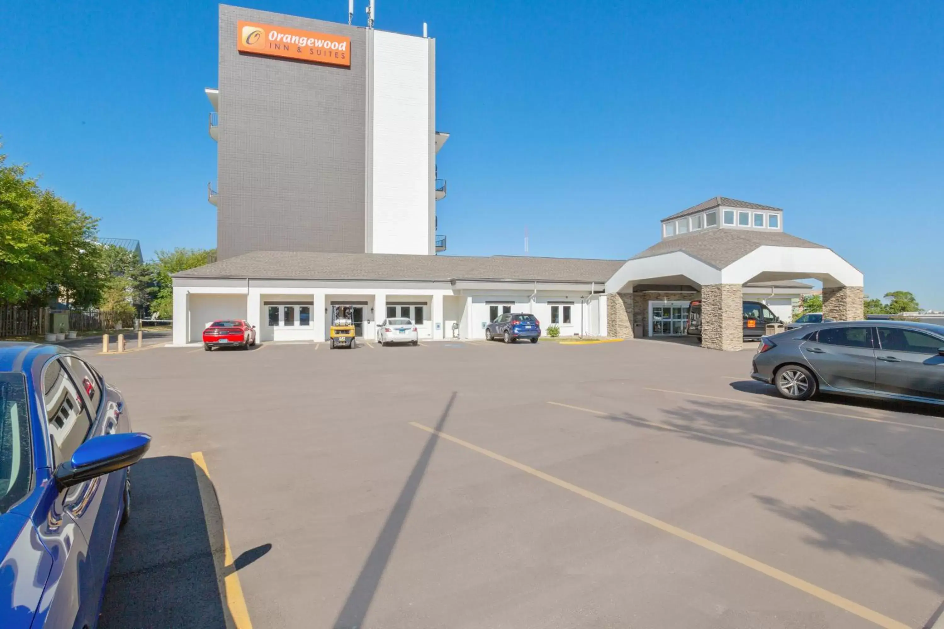 Parking, Property Building in Orangewood Inn & Suites Kansas City Airport