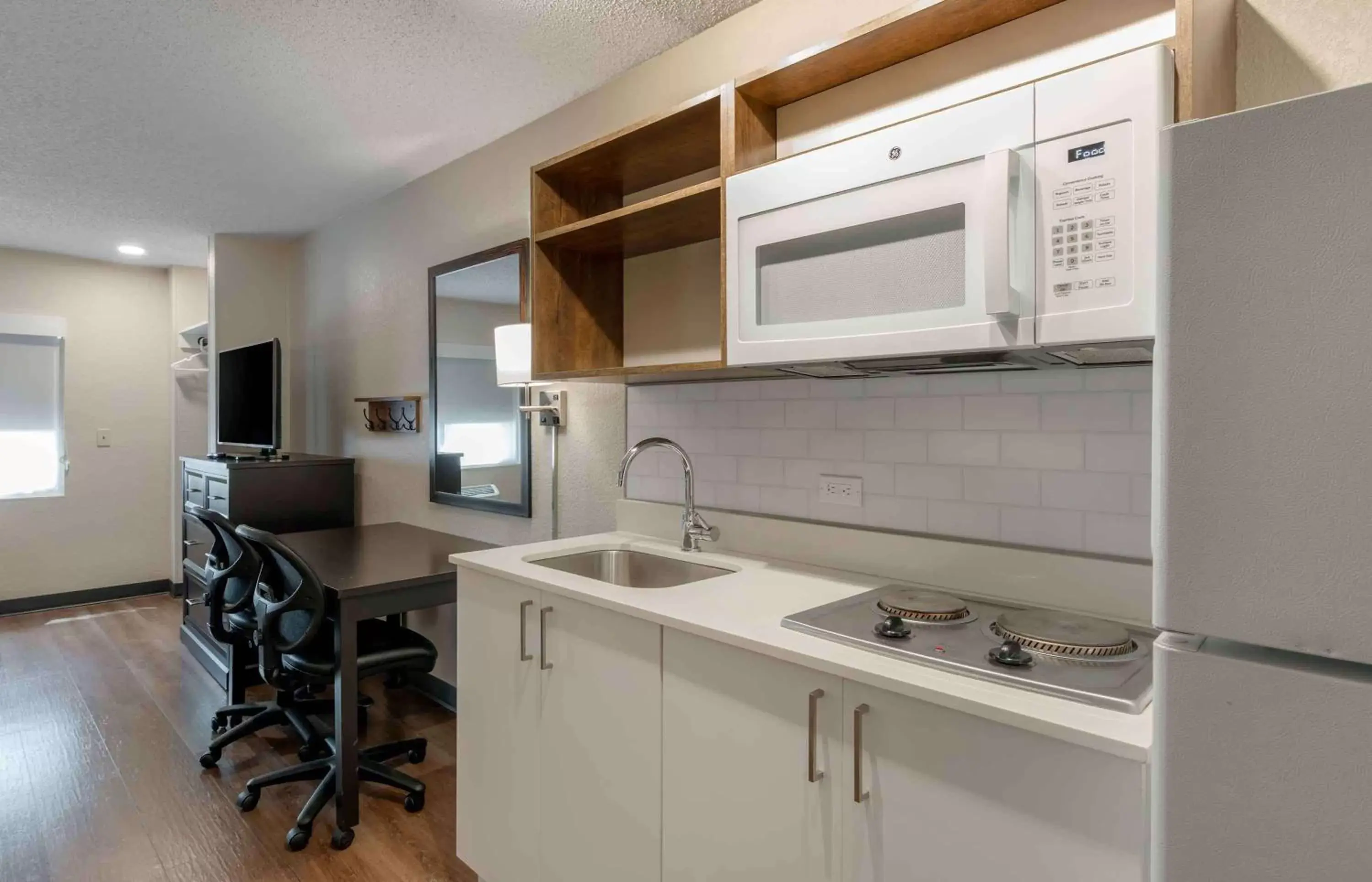 Bedroom, Kitchen/Kitchenette in Extended Stay America Premier Suites - Fort Lauderdale - Deerfield Beach